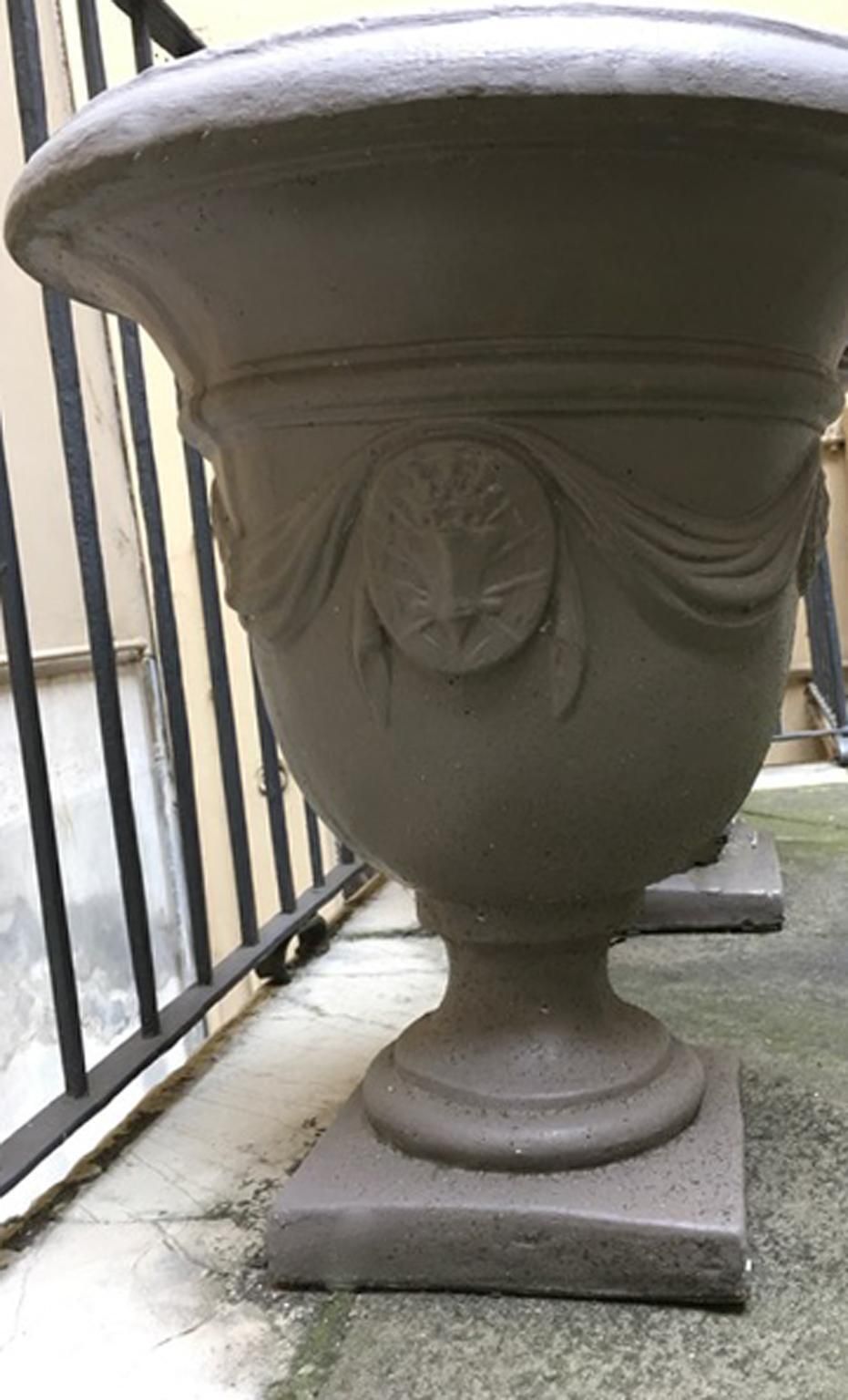 photo vinterior Pair Of Italian Neoclassical Style Stone Paste Gardens Urns Hand Paint Mud Color