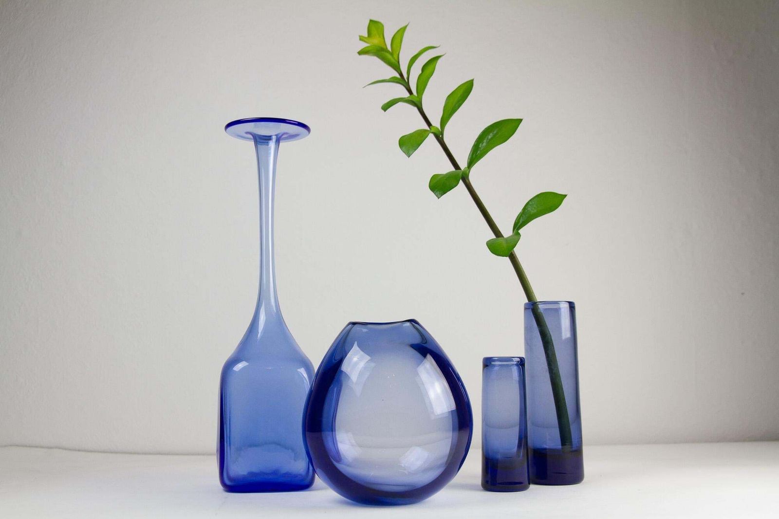 photo vintage Vintage Danish Glass Vases "Sapphire Blue" By Holmegaard. Set Of 4.