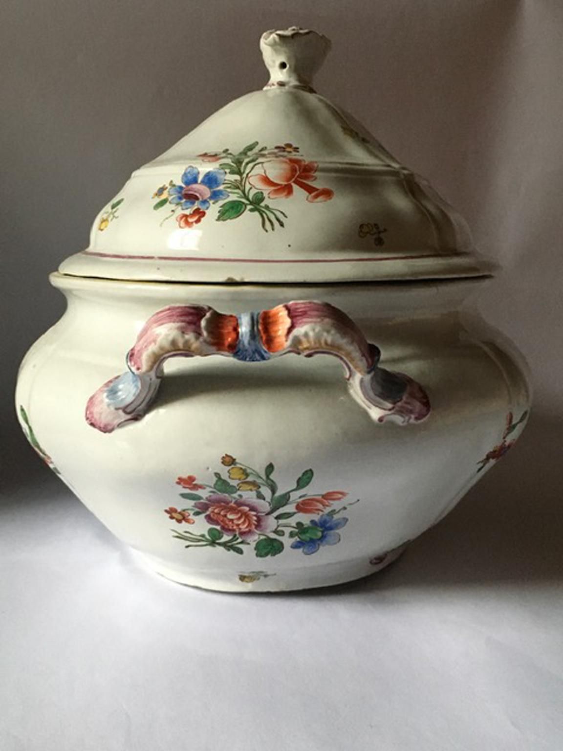photo furniture Italy Late 18th Century Porcelain Richard Ginori Doccia Soup Bowl