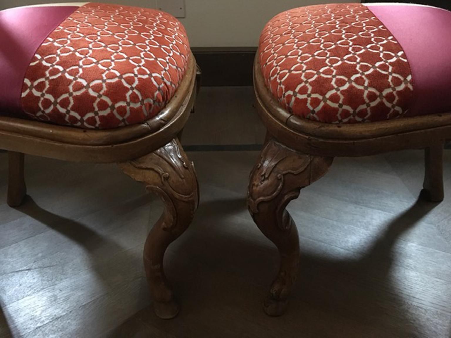 photo vintage Italy Mid 18th Century Wooden Pair Of Dining Chairs Hand Carved