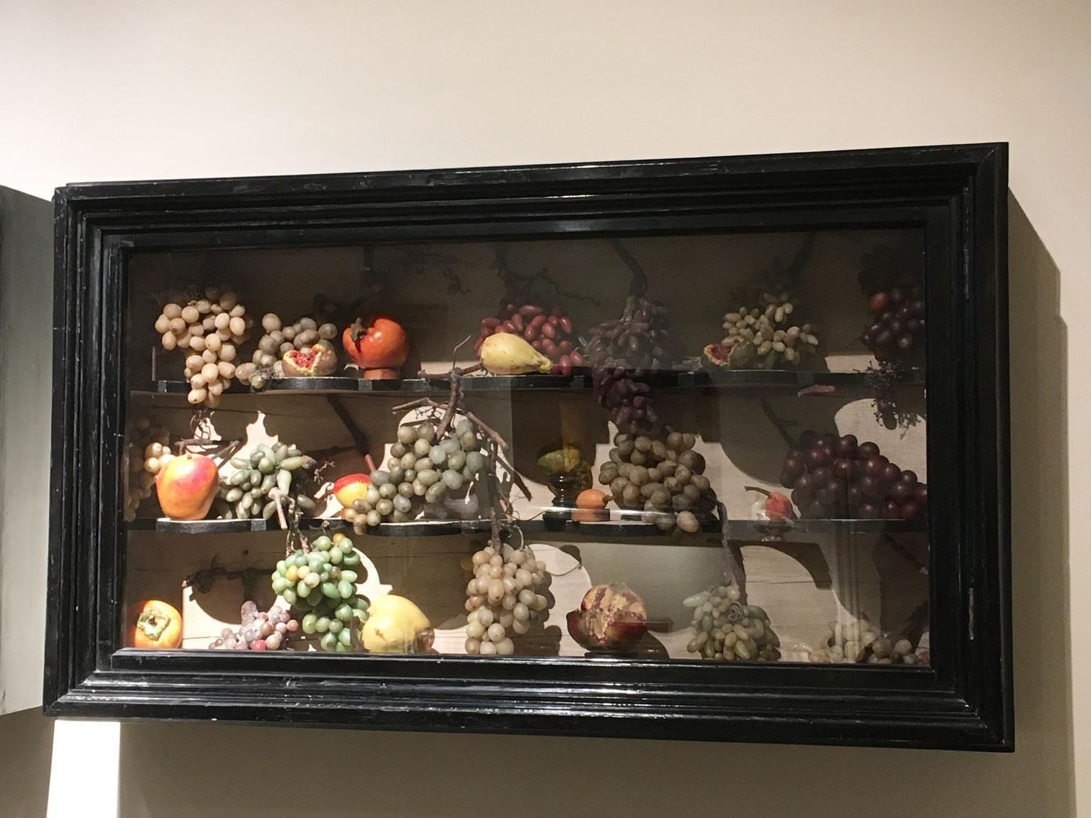 Paire de vitrines Wunderkammer en style baroque avec fruits artificiels en cire, Italie, vers 1850 photo vinterior