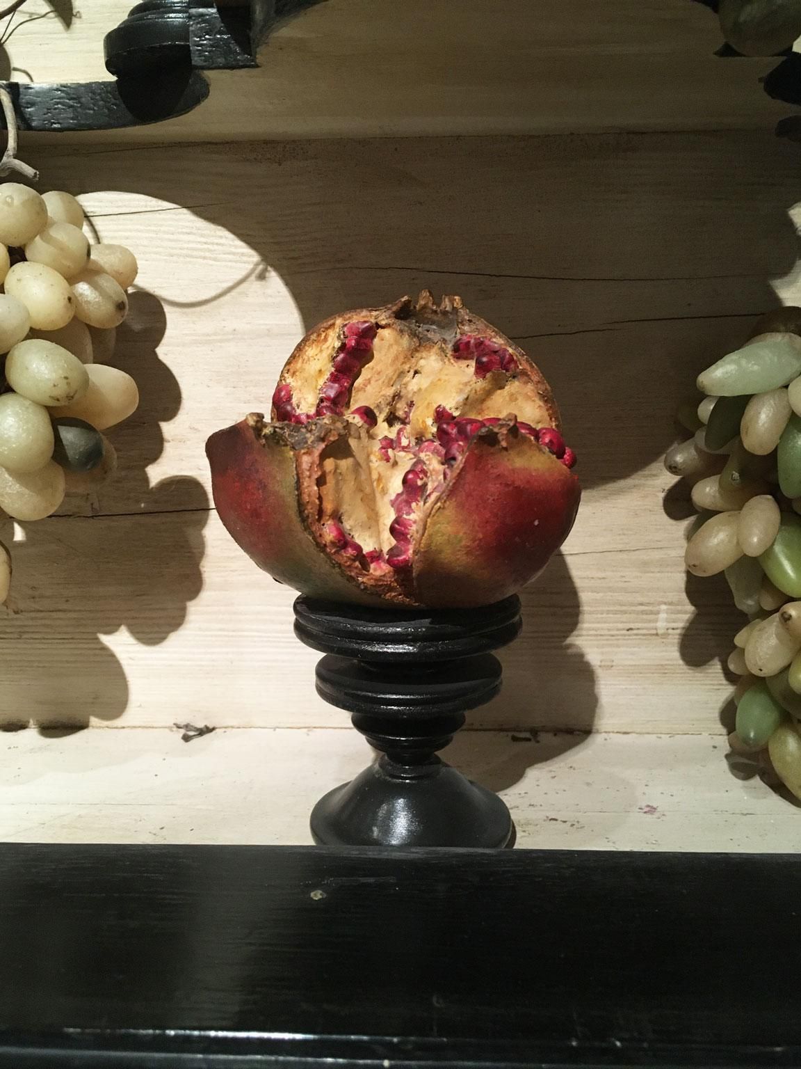 67989.0 Paire de vitrines Wunderkammer en style baroque avec fruits artificiels en cire, Italie, vers 1850 photo