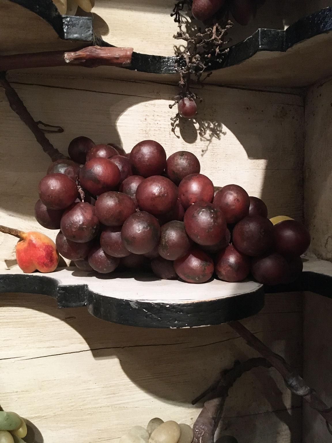 photo vinterior Paire de vitrines Wunderkammer en style baroque avec fruits artificiels en cire, Italie, vers 1850