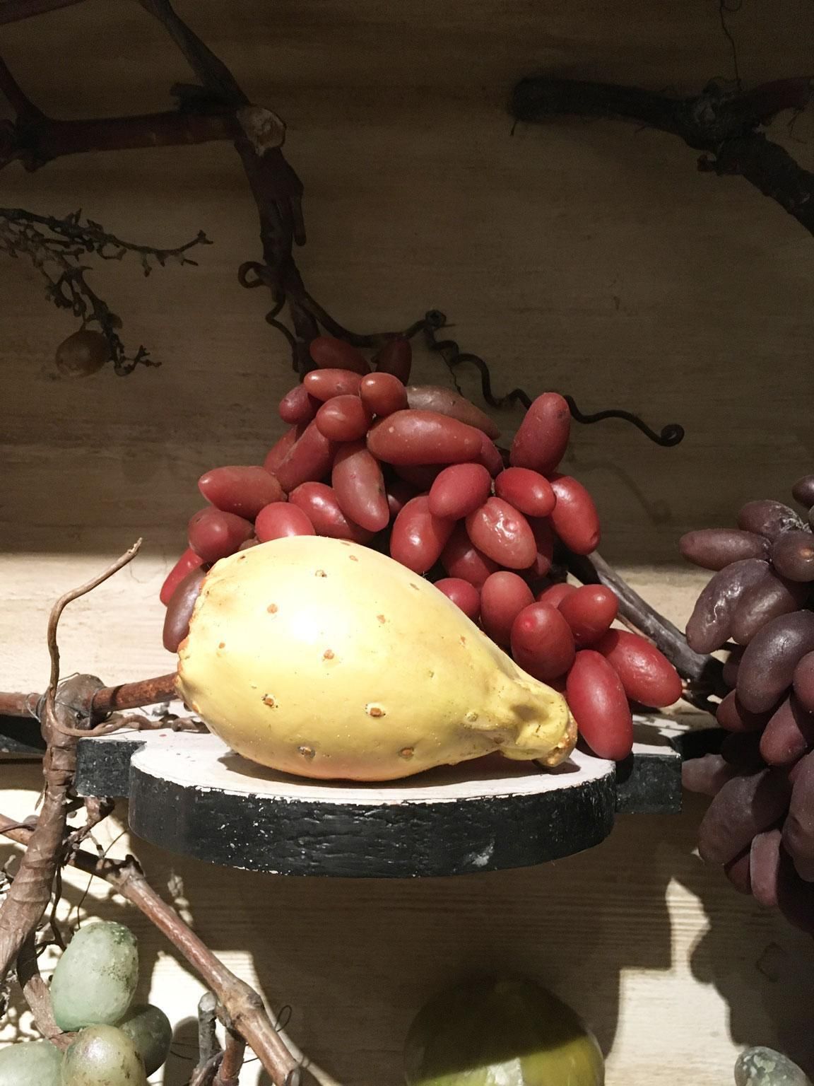 photo buy Paire de vitrines Wunderkammer en style baroque avec fruits artificiels en cire, Italie, vers 1850