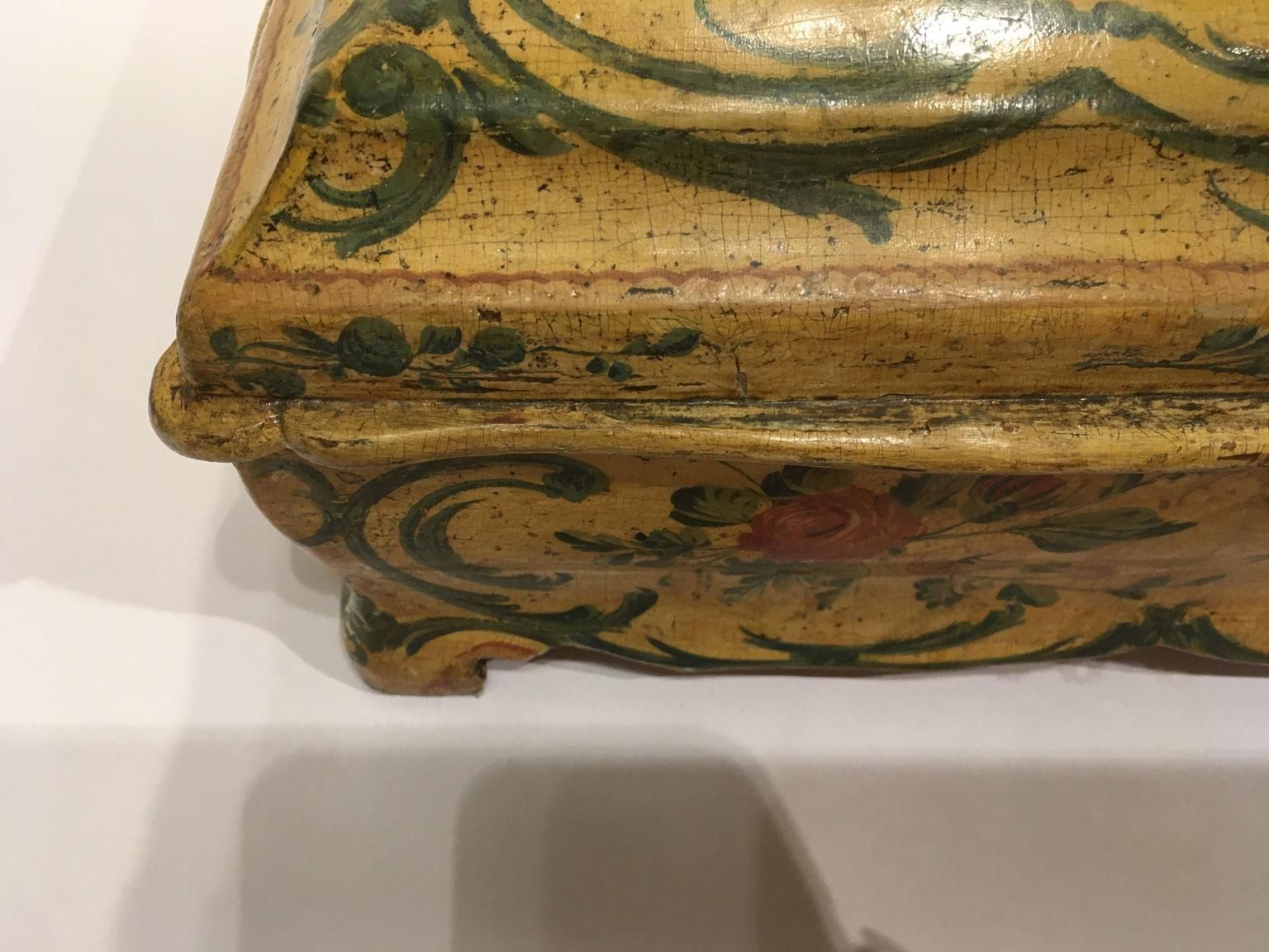 photo vintage 1750 Venezia Italy Rococo Lacquered Wooden Yellow Box And Jewelry Case