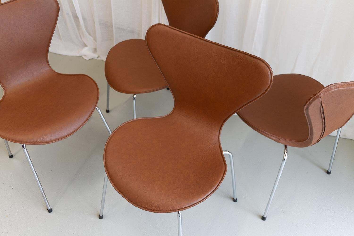 photo buy Series 7 Chairs By Arne Jacobsen For Fritz Hansen, 2000s. Set Of 4.