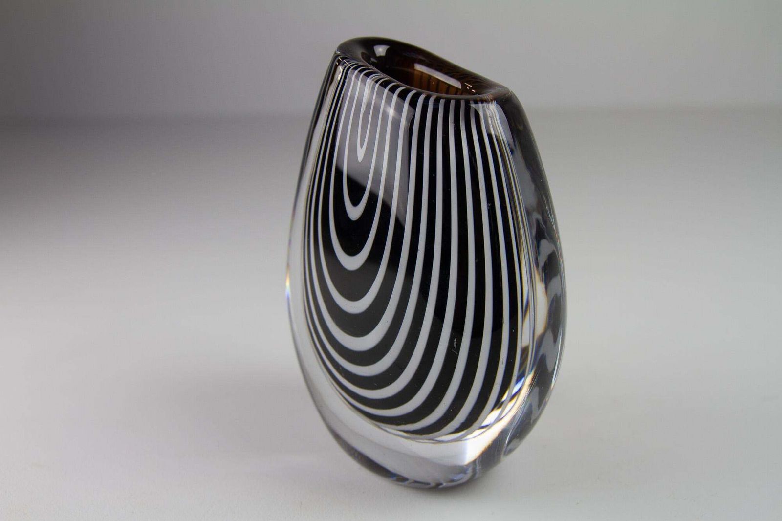 Kosta "Zebra" Glass Vase By Vicke Lindstrand, 1950s. photo vinterior