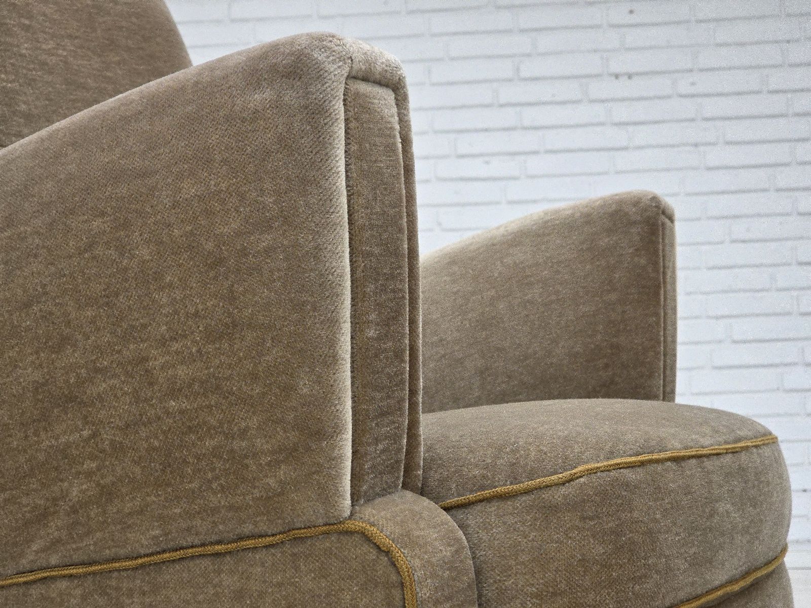 photo vintage 1970s, Danish Armchair, Green Furniture Velour, Beech Wood Legs.