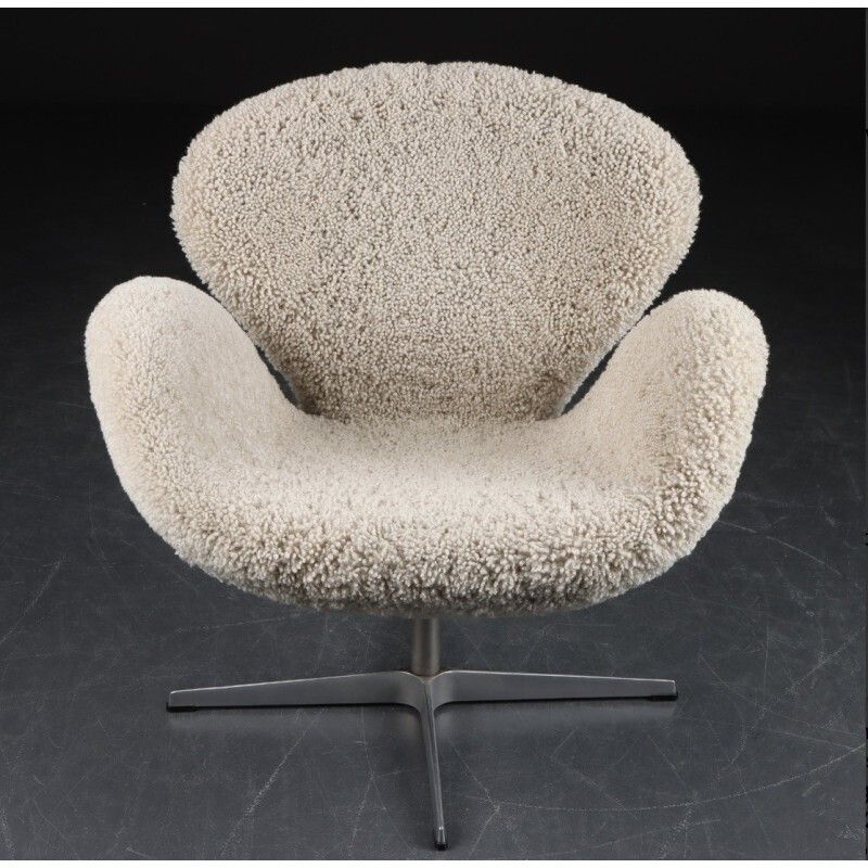 Unique Swan Chair By Arne Jacobsen photo for sale