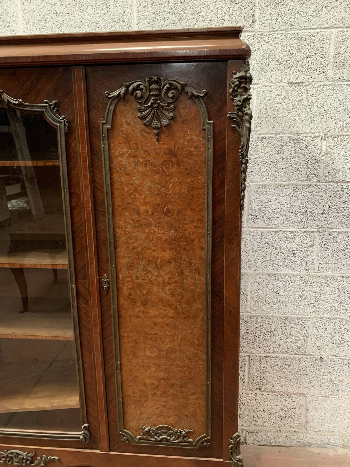 photo vintage Louis XV Style Bookcase In Mahogany And Burr Walnut, 20th Century