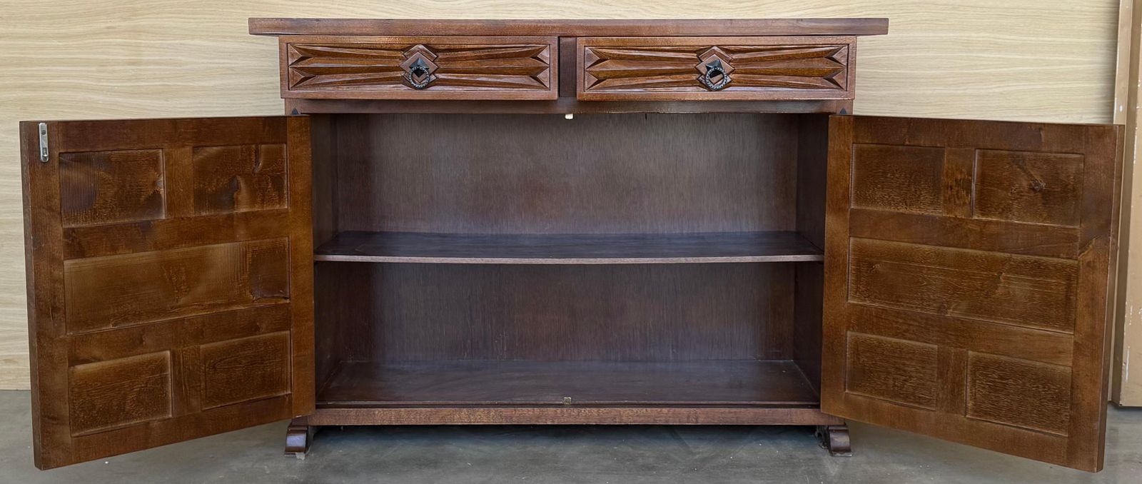 photo furniture Crédence ou buffet baroque espagnol en noyer sculpté, trois tiroirs, style toscan, XIXe siècle