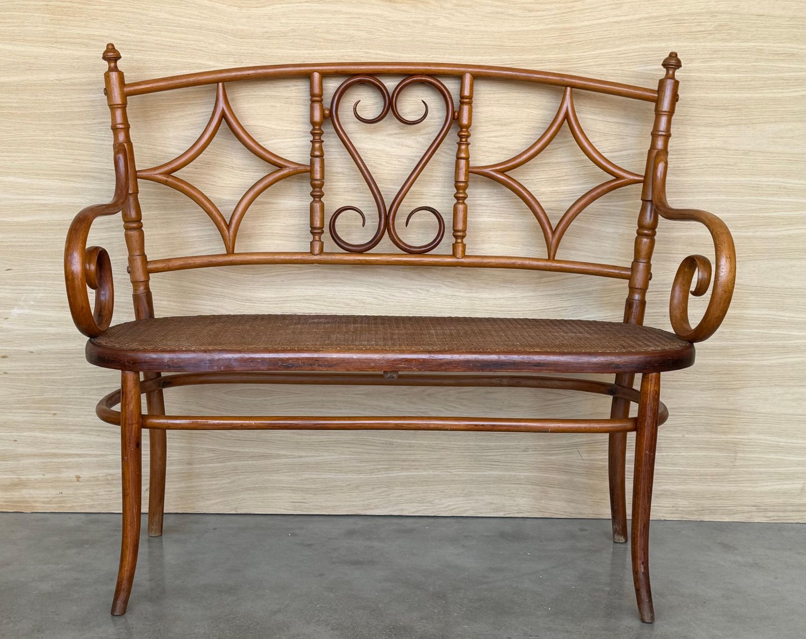 Canapé en bois courbé de style Thonet, siège canné, vers 1925 photo furniture