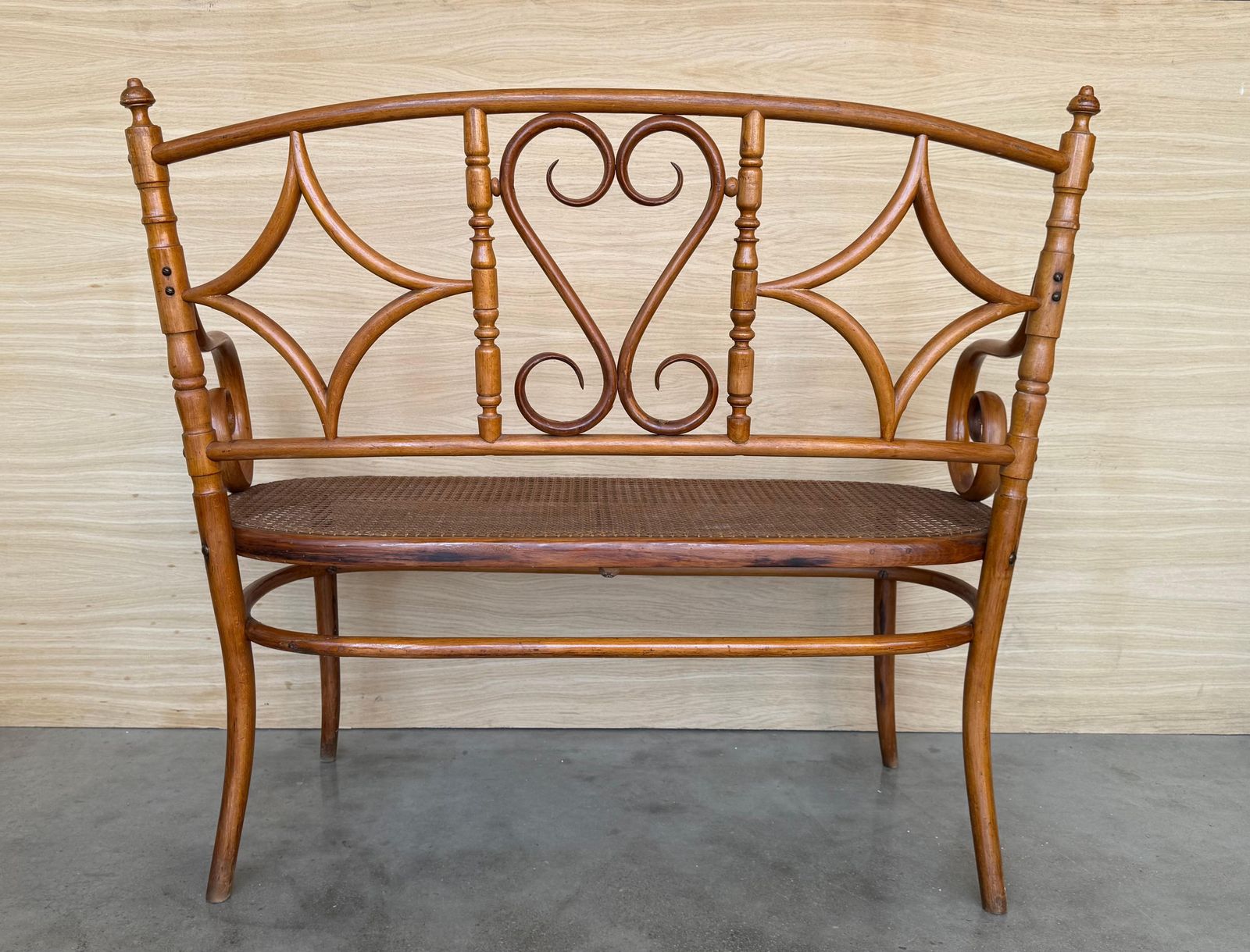Canapé en bois courbé de style Thonet, siège canné, vers 1925 photo buy