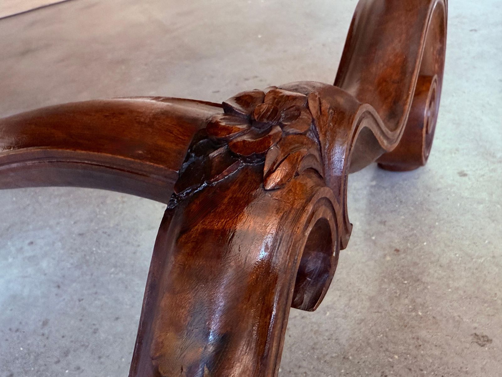 3101.0 Spanish Damask Velvet Bench With Back And Walnut Carved Legs photo