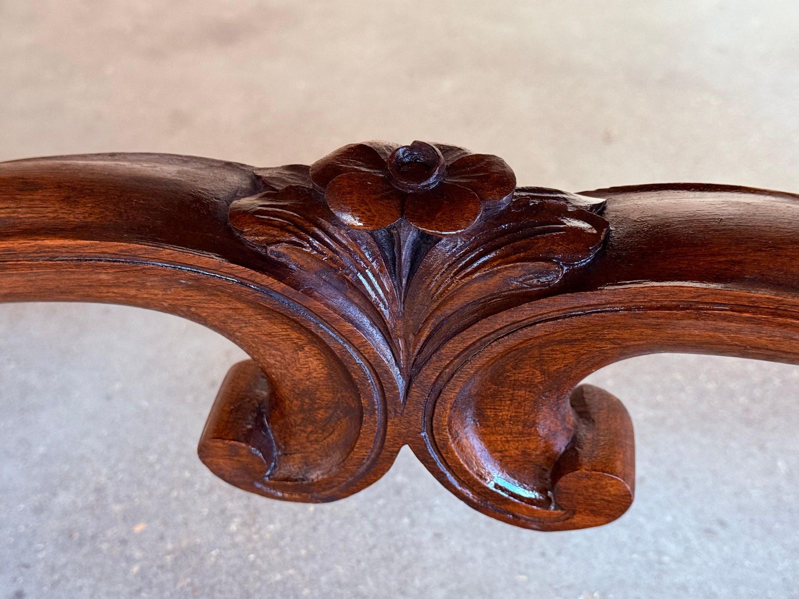 photo vinterior Spanish Damask Velvet Bench With Back And Walnut Carved Legs