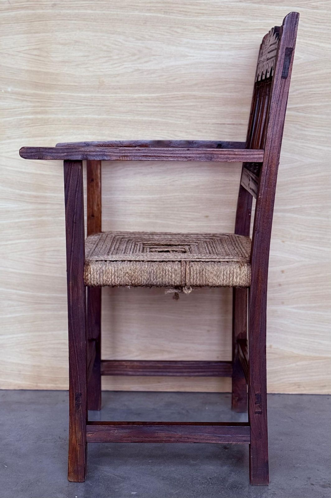 photo for sale Paire de fauteuils catalans de style trône en noyer et sièges cannés, XXe siècle