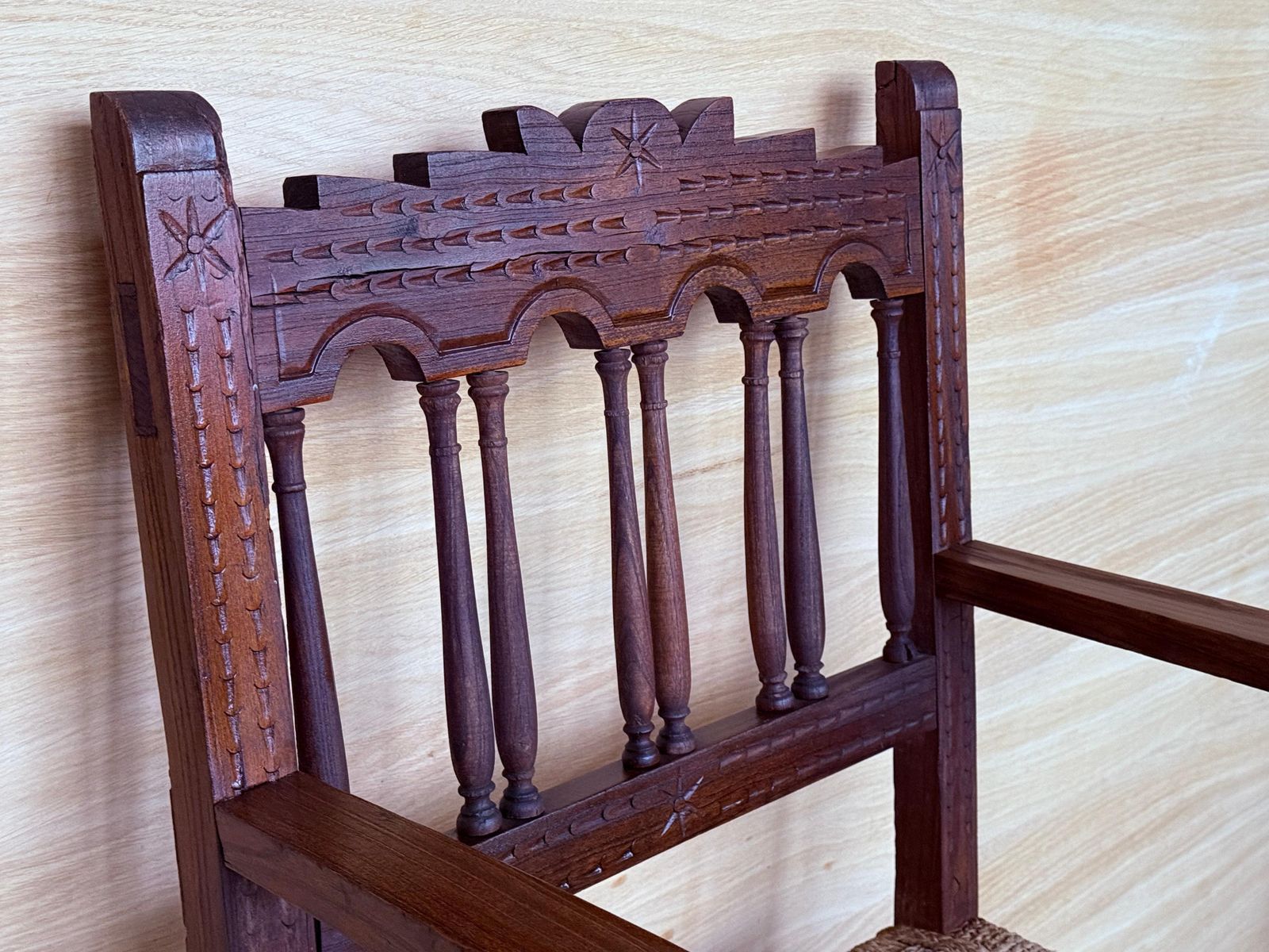 Mobilier Paire de fauteuils catalans de style trône en noyer et sièges cannés, XXe siècle photo