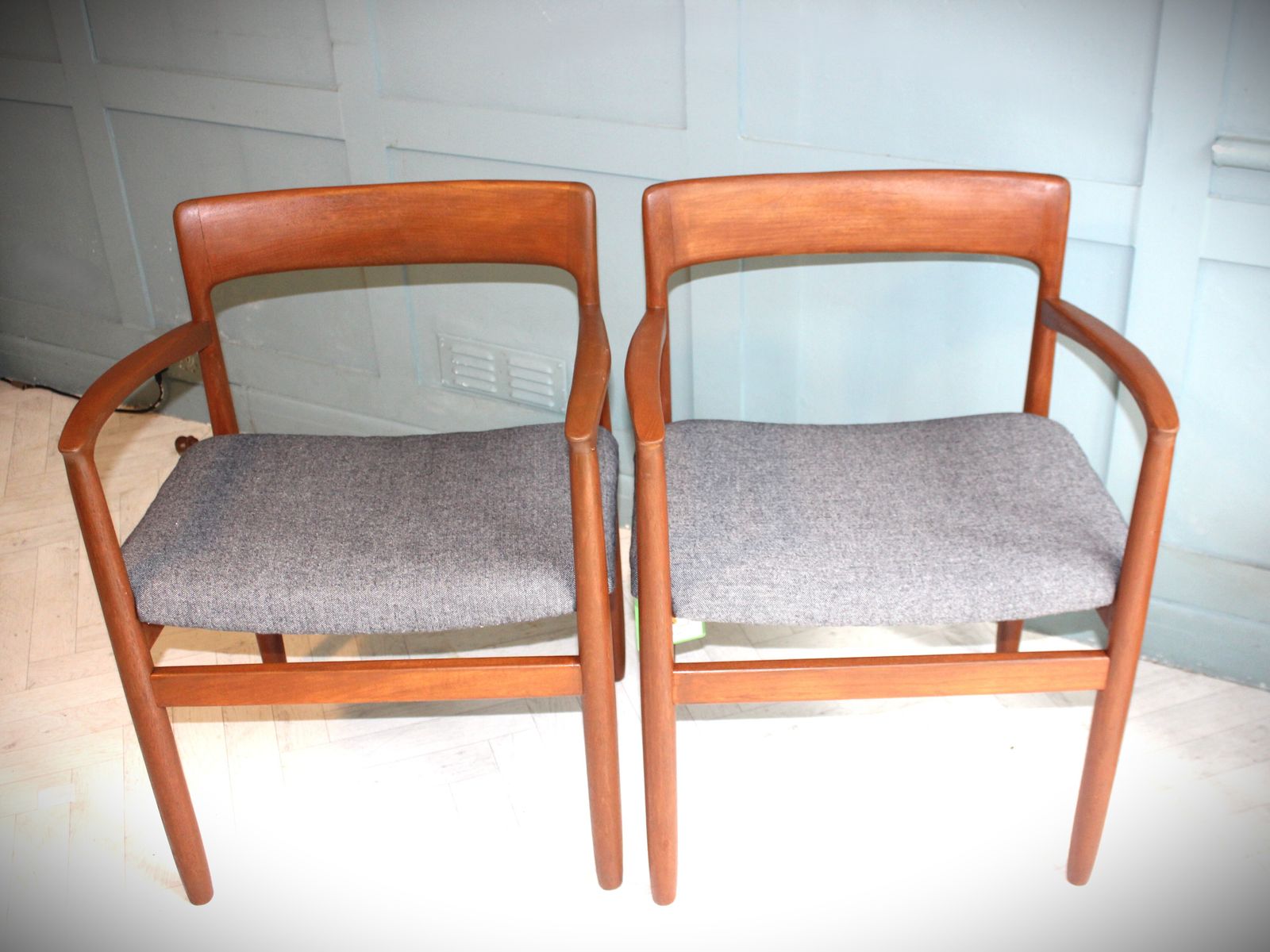 photo furniture Mid Century Dining Table And Chairs By John Herbert For A Younger