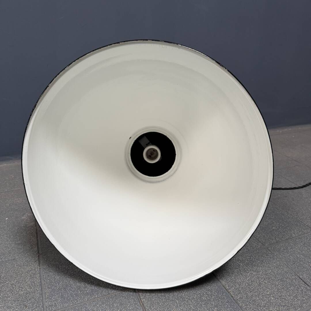 photo vintage Grote Zwarte Emaille Bauhaus Fabriekslamp