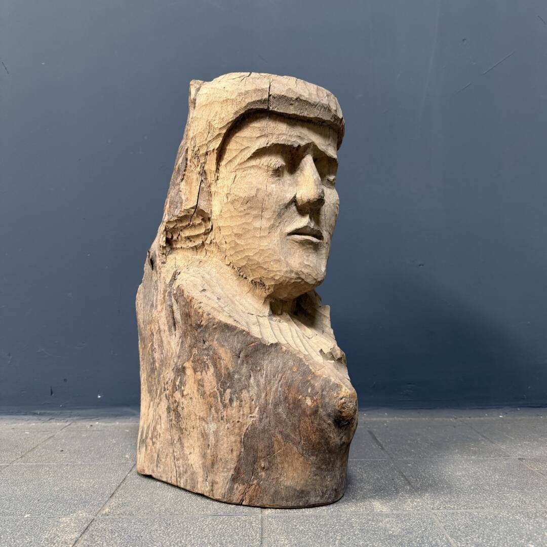 Groot houten hoofd of gezicht, gesneden uit een boomstam