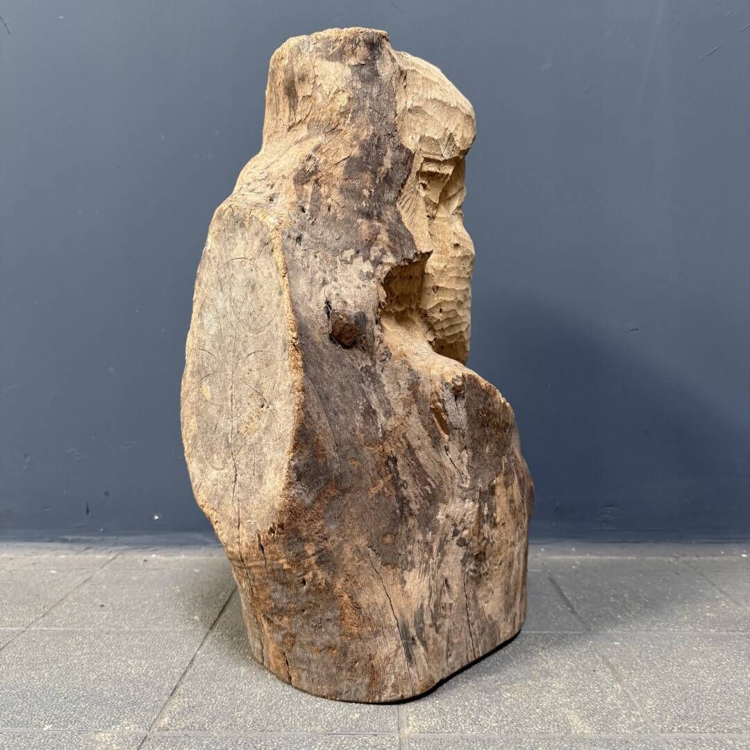 photo furniture Groot Houten Hoofd Of Gezicht, Gesneden Uit Een Boomstam