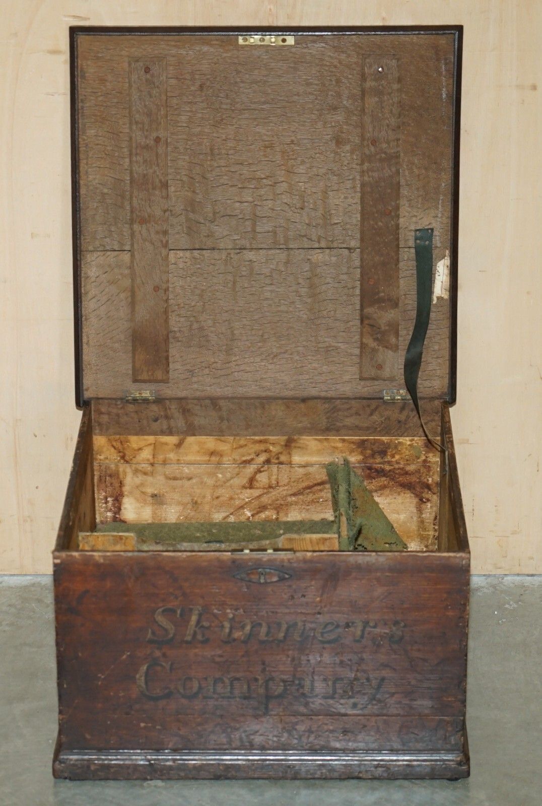 photo vintage Antique Victorian Worshipful Company Of Skinners Campaign Chest Part Of A Suite