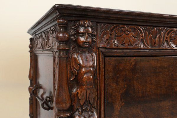 photo vinterior Italian Renaissance Cabinet In Walnut With Carvings, 16th Century
