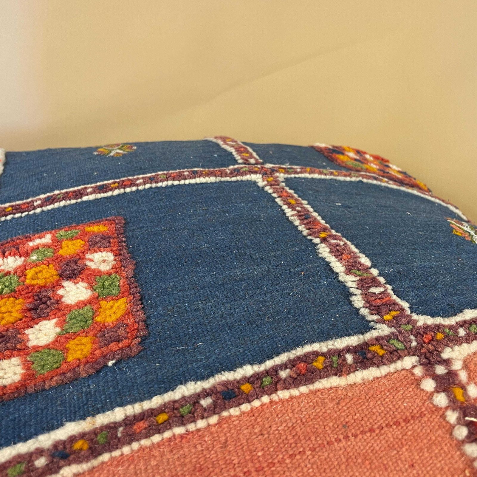 Vintage Moroccan Pouf Footstool Kilim Carpet Handwoven Wool 60x60x20cm Traditional Lounge Pouffe Cube Square Floor Cushion Red Blue Pattern photo vinterior