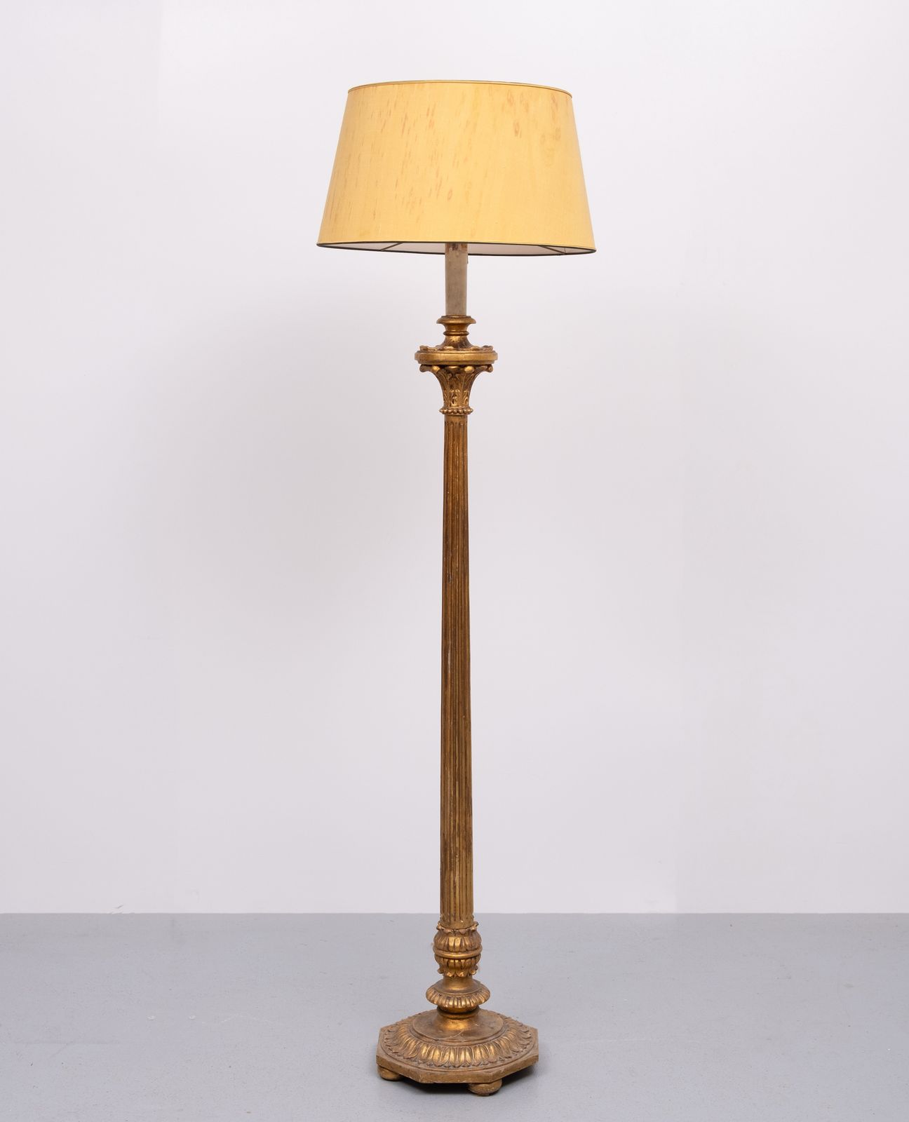 Italian Rococo Wooden Floor Lamp Antique Gold 1950s photo vinterior