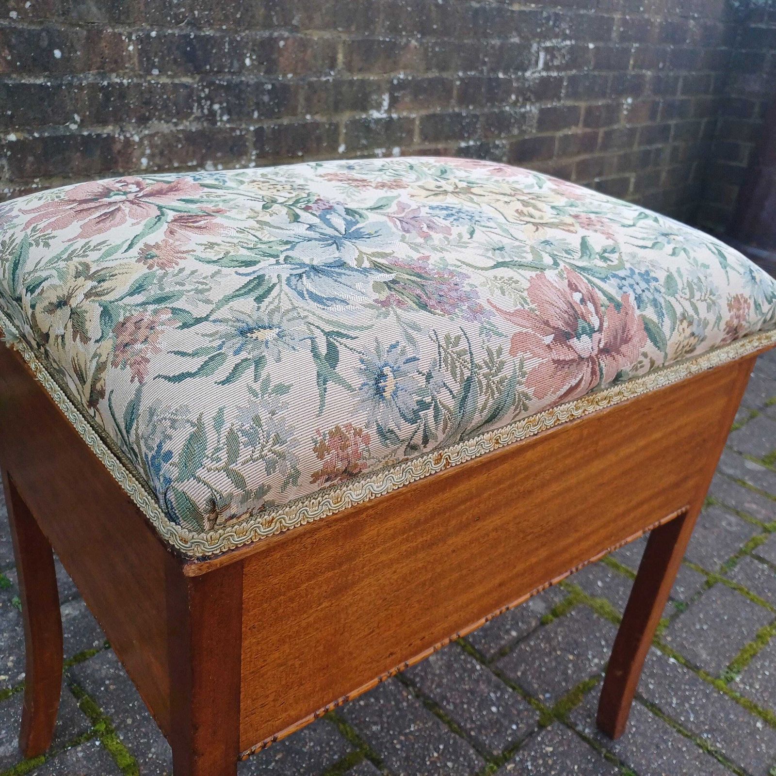 photo furniture Vintage Tapestry Flower Upholstered Piano Stool Mahogany Internal Storage Bench With Queen Anne Legs