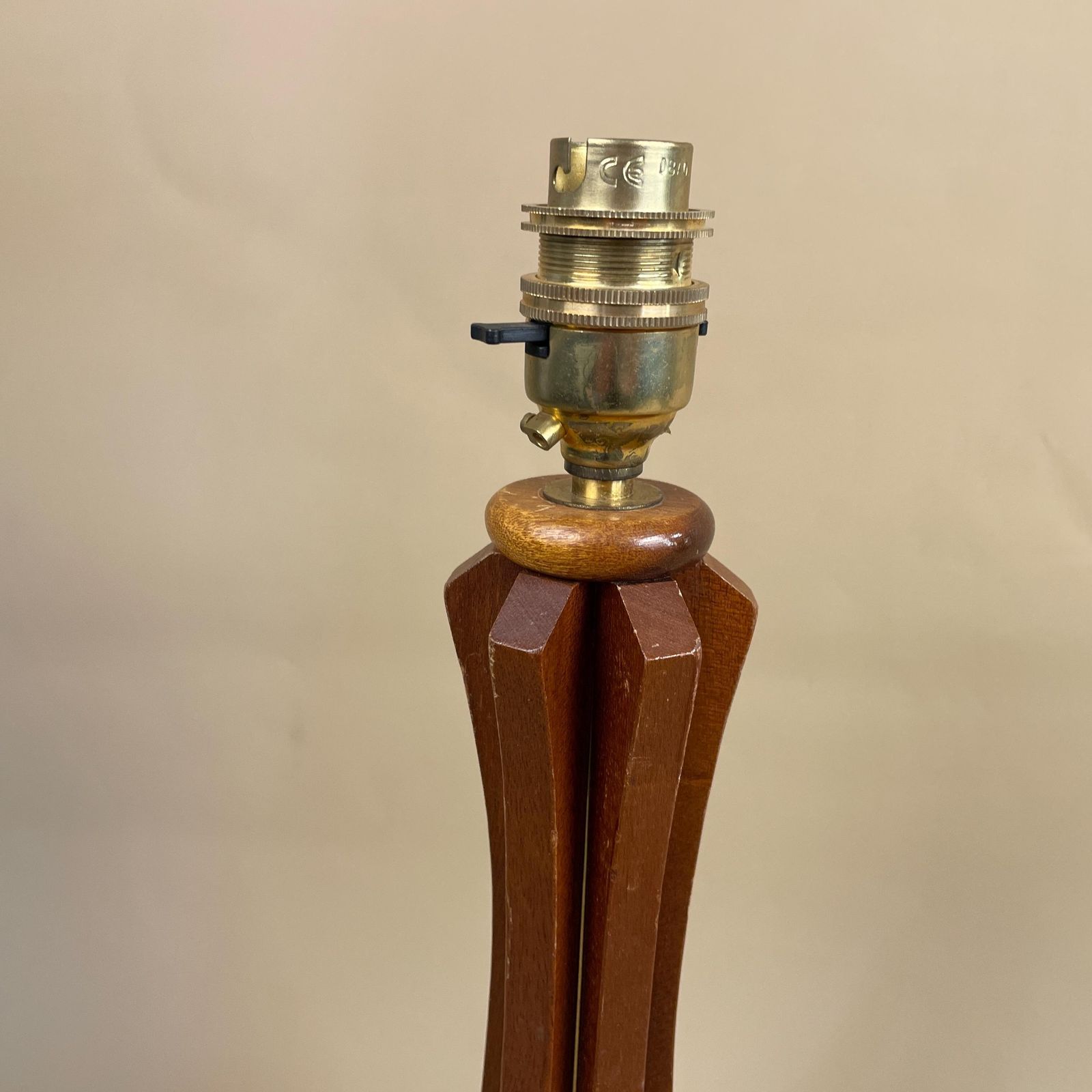 Vintage Wooden Table Lamp Side Light Brown Wood Round Base Retro Bedside Desk Hand Carved Farmhouse Cottage Decor Column photo Lighting