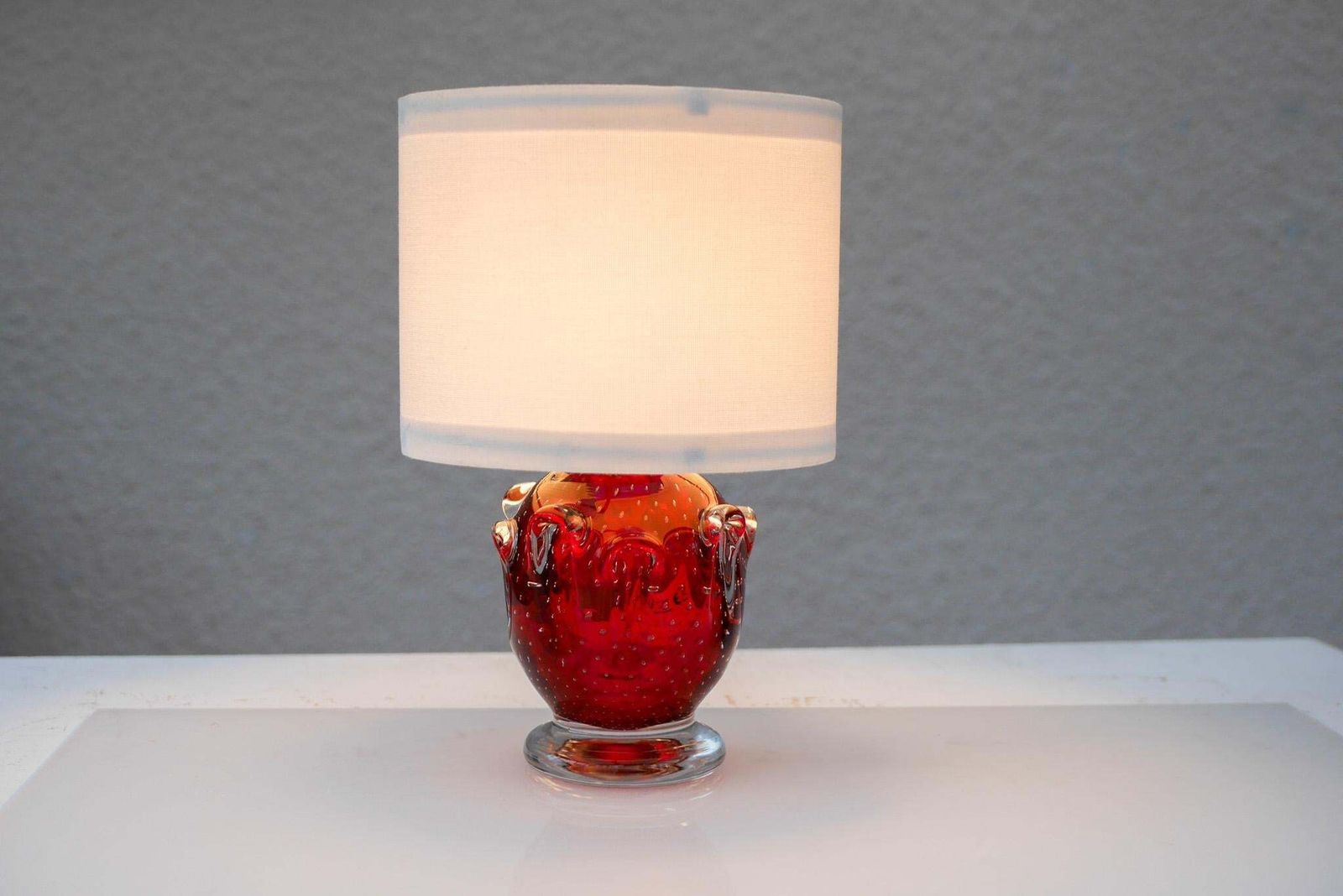 Verlichting Een Heldere Rode Kristalglazen Lamp Van Börne Augustsson Voor åseda, Zweden photo