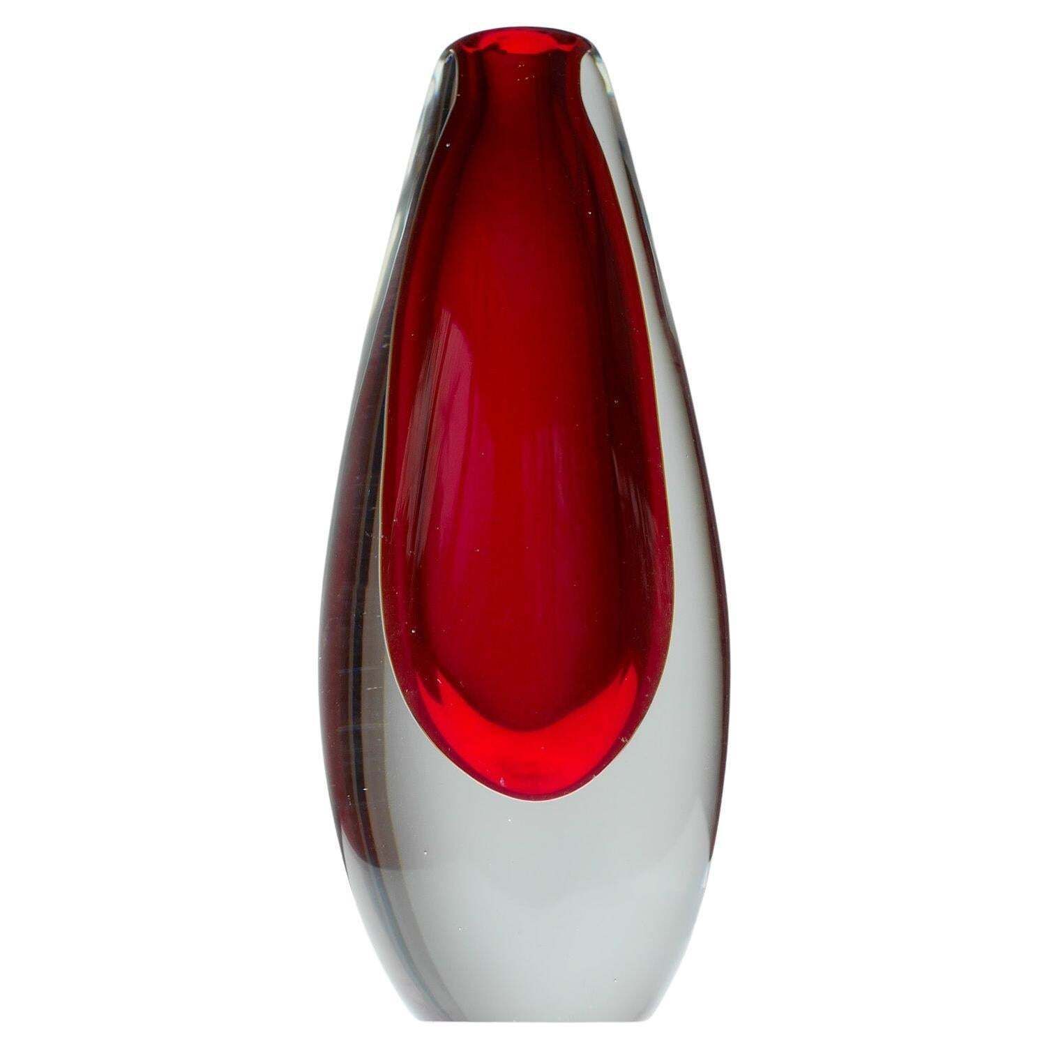 Mid Century Modern Handgeblazen Scandinavisch Helder Rood Sommerso Kunstglas Vaas, Door Ernst Gordon Voor åfors, Zweden