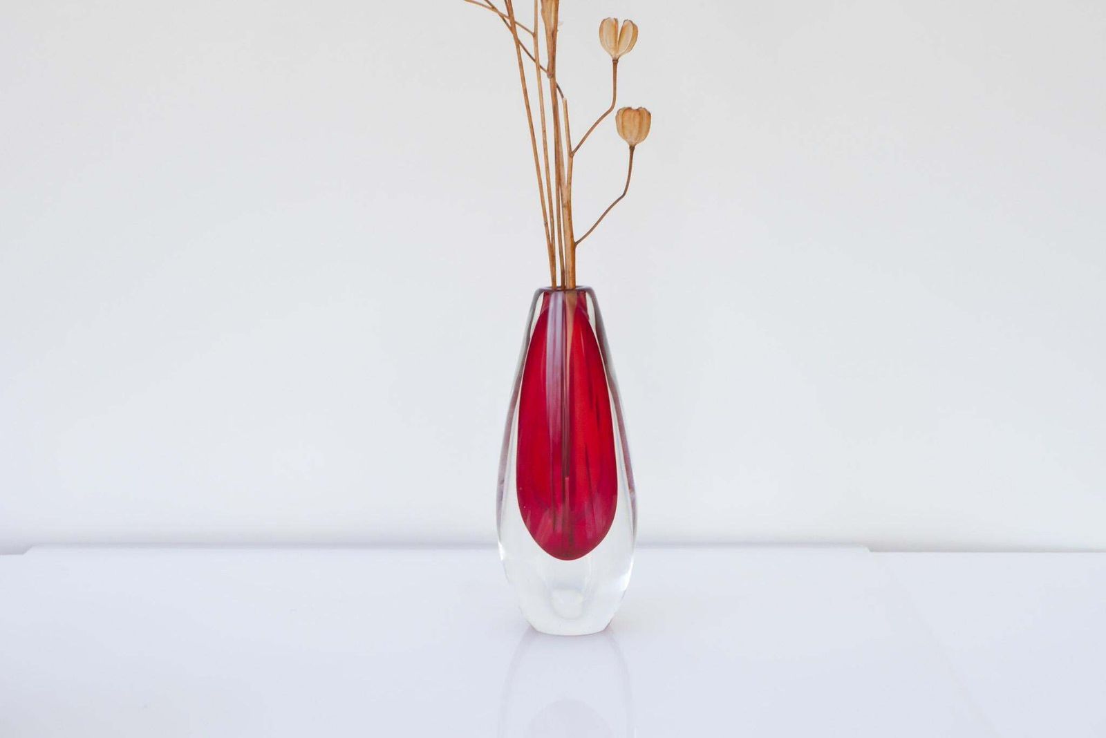 Mid Century Modern Handgeblazen Scandinavisch Helder Rood Sommerso Kunstglas Vaas, Door Ernst Gordon Voor åfors, Zweden photo for sale