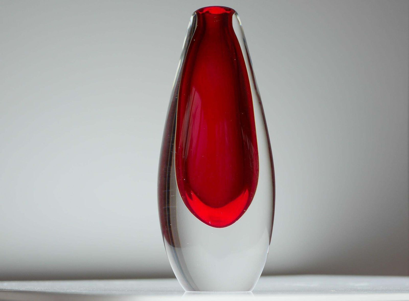 Woonaccessoires Mid Century Modern Handgeblazen Scandinavisch Helder Rood Sommerso Kunstglas Vaas, Door Ernst Gordon Voor åfors, Zweden photo
