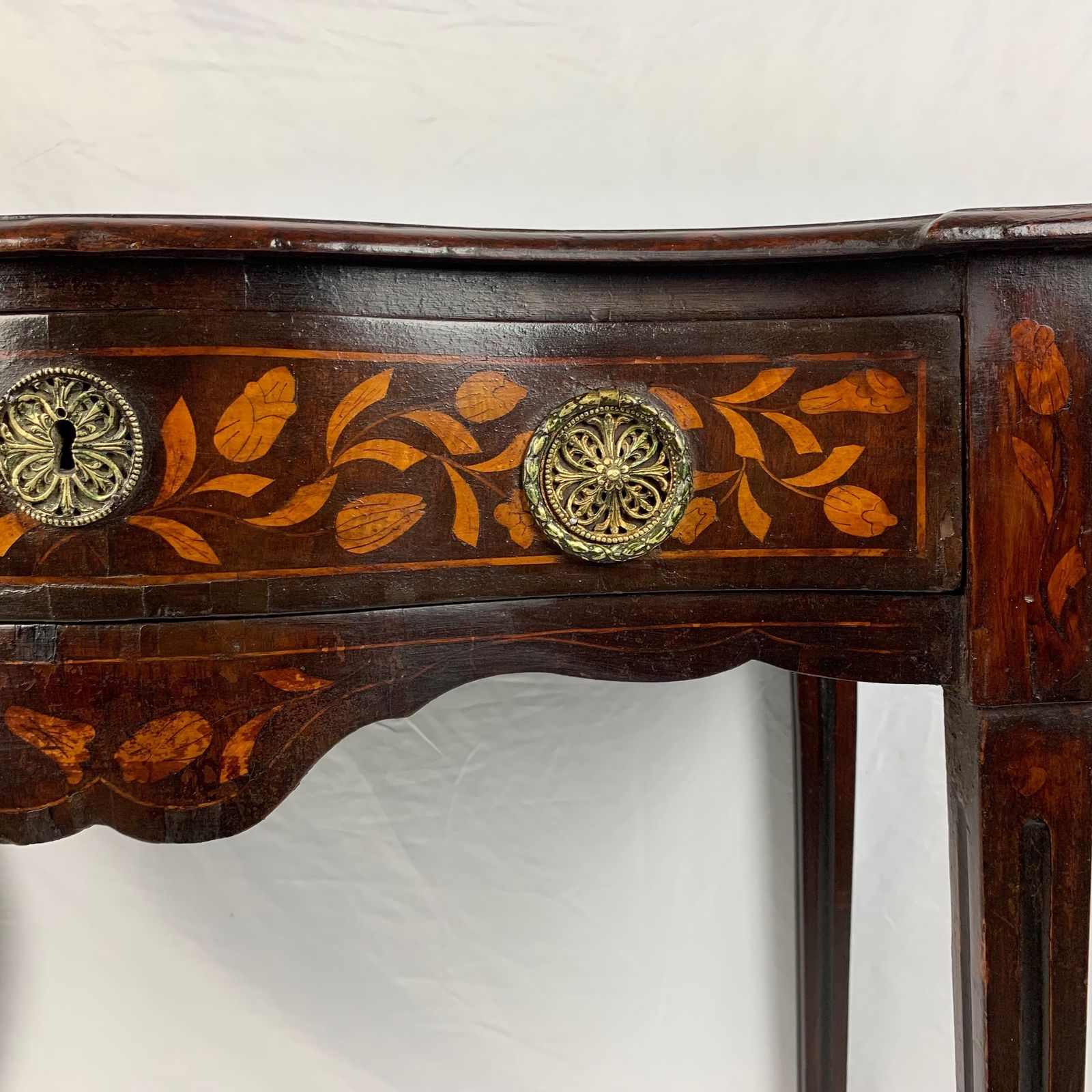 photo vinterior 18th Century Dutch Marquetry Walnut Serpentine Side Table