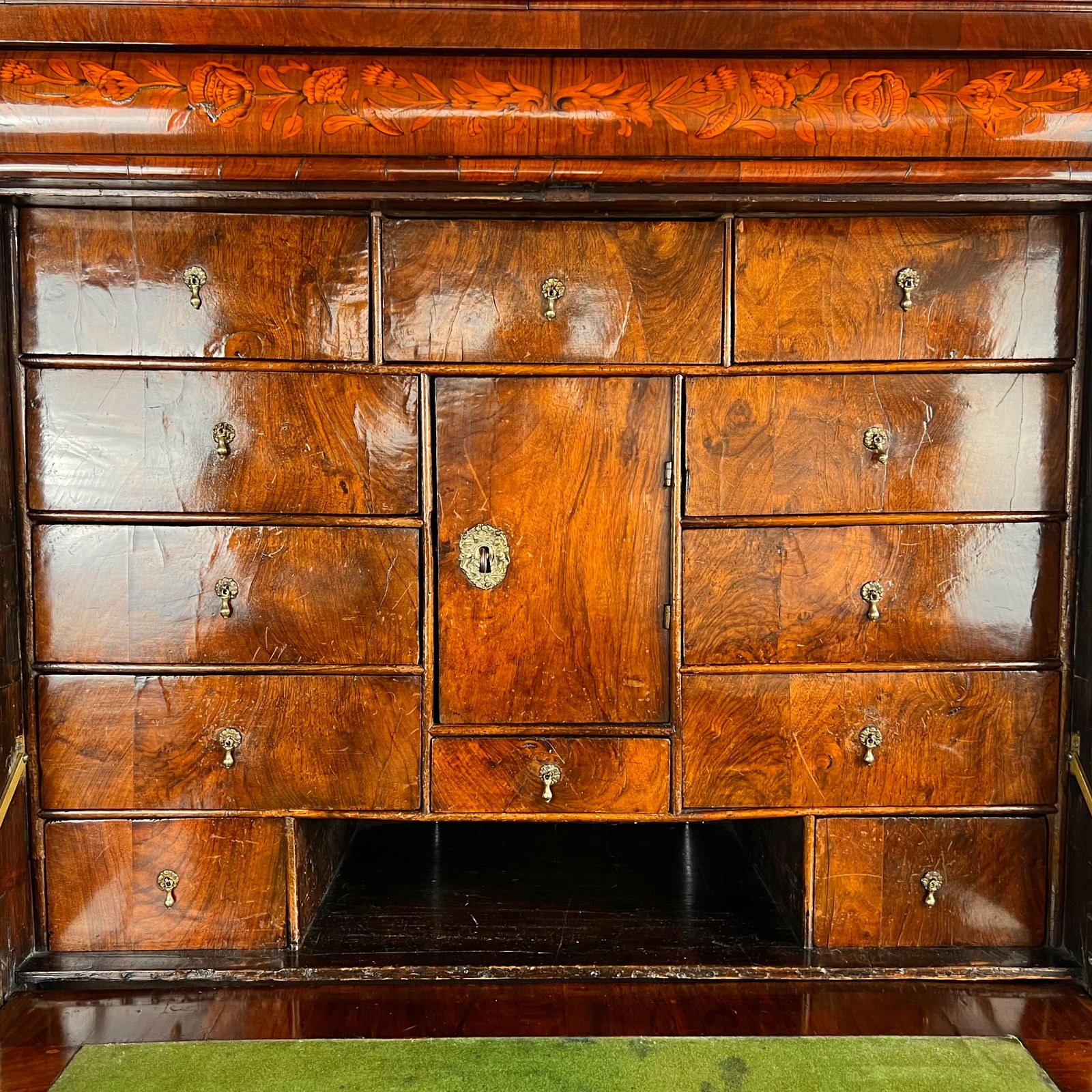photo vinterior 18th Century Walnut And Floral And Seaweed Marquetry Inlaid Escritoire