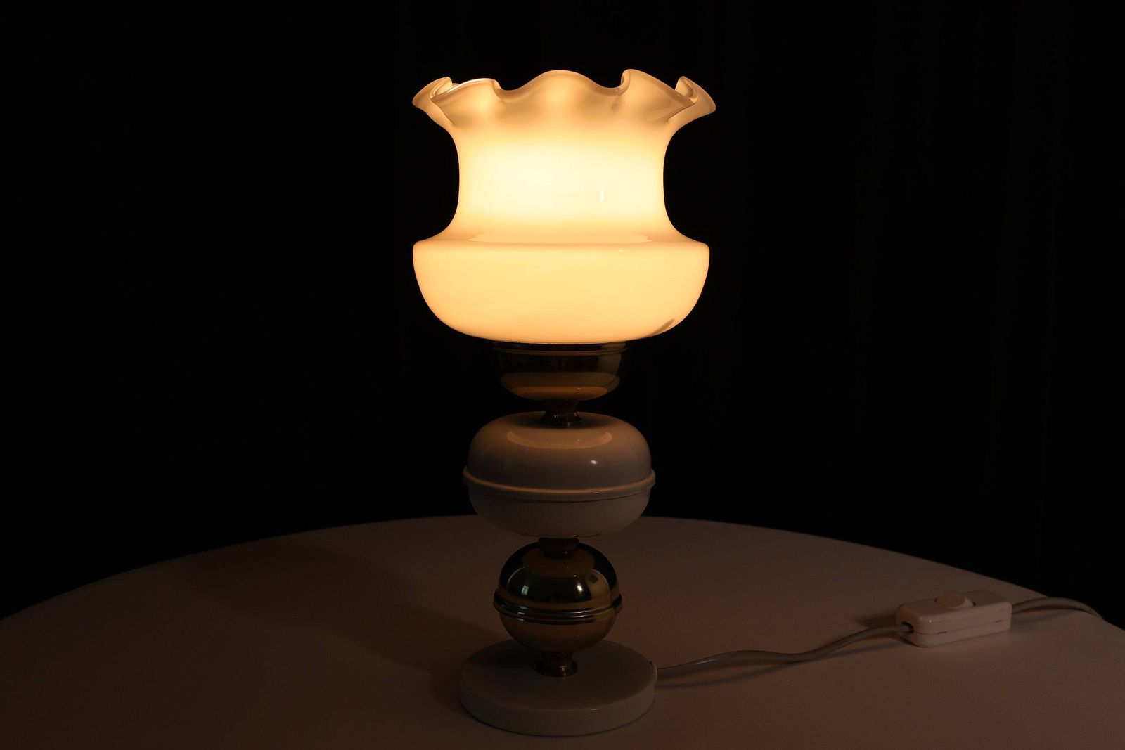 Vintage Table Lamp Elegant White And Gold Lighting Fixture Retro Home Decor Bedroom Living Room Accent Lamp Antique Style Light photo furniture