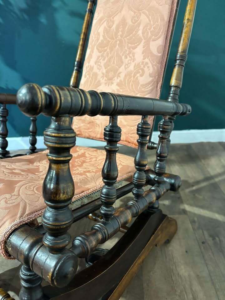 photo vinterior Late Victorian American Style Rocking Chair