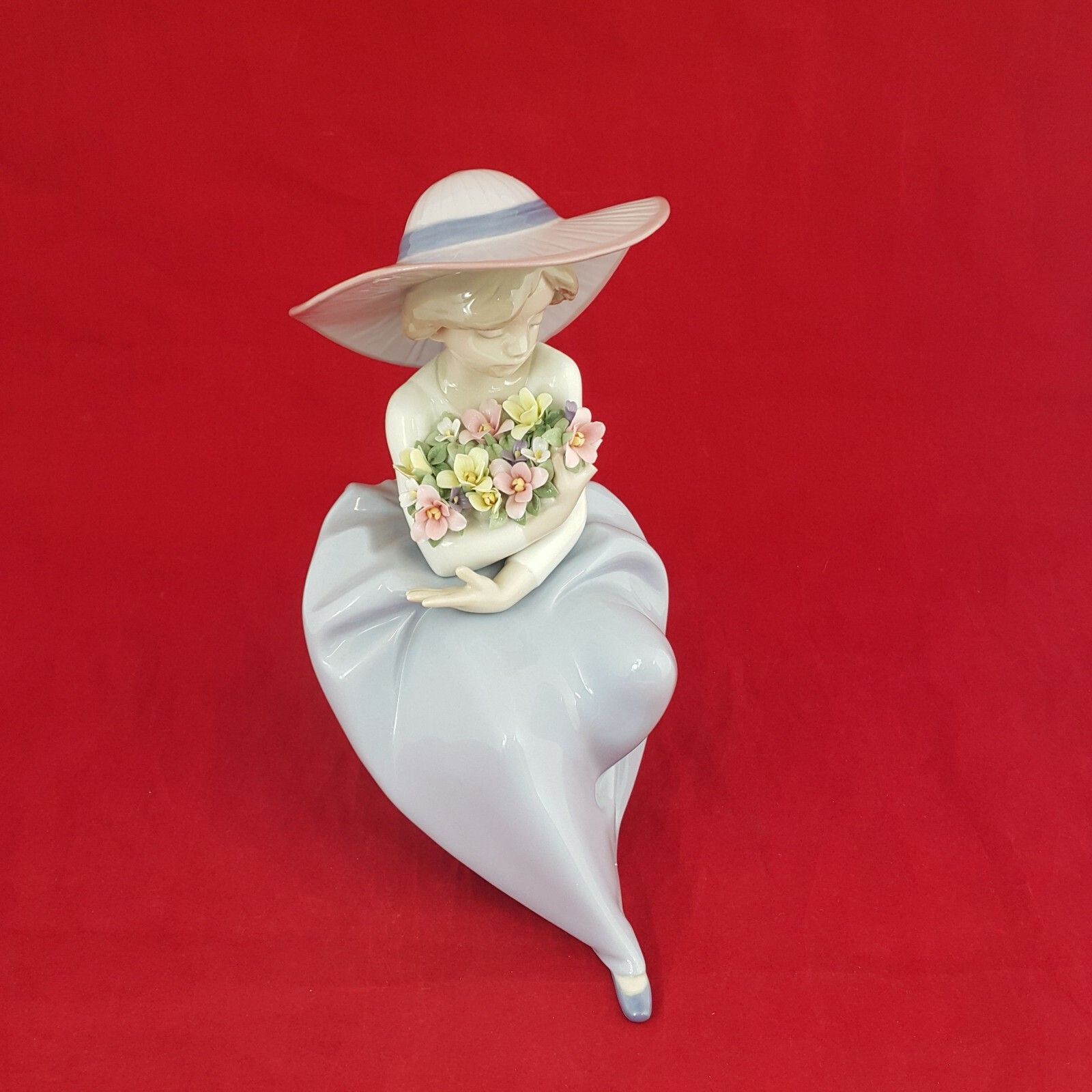 photo furniture Lladro Figurine Fragrant Bouquet Girl (Damaged) 5952  L/N