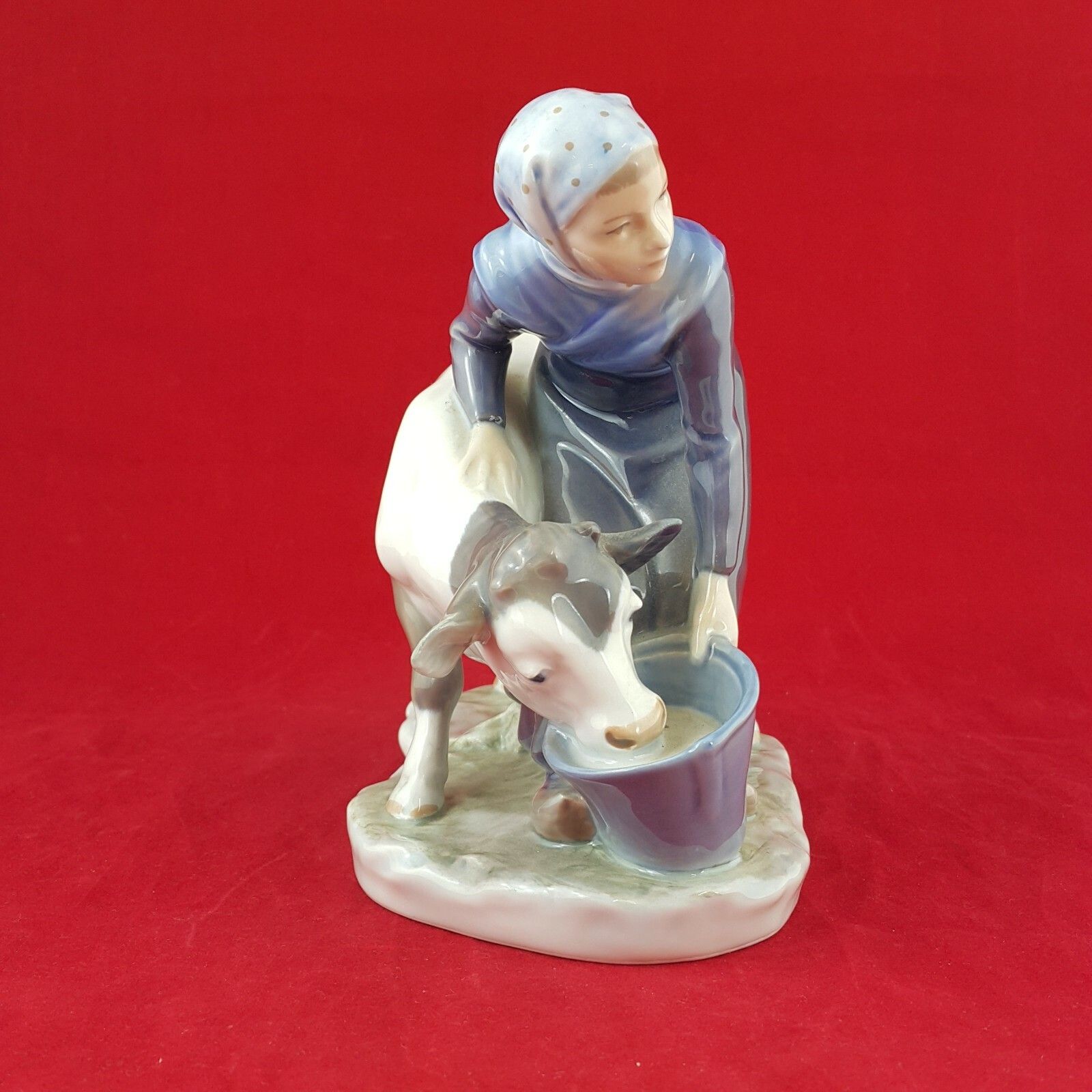 Royal Copenhagen Women Feeding Calf 075 5960 Rch photo Home Decor