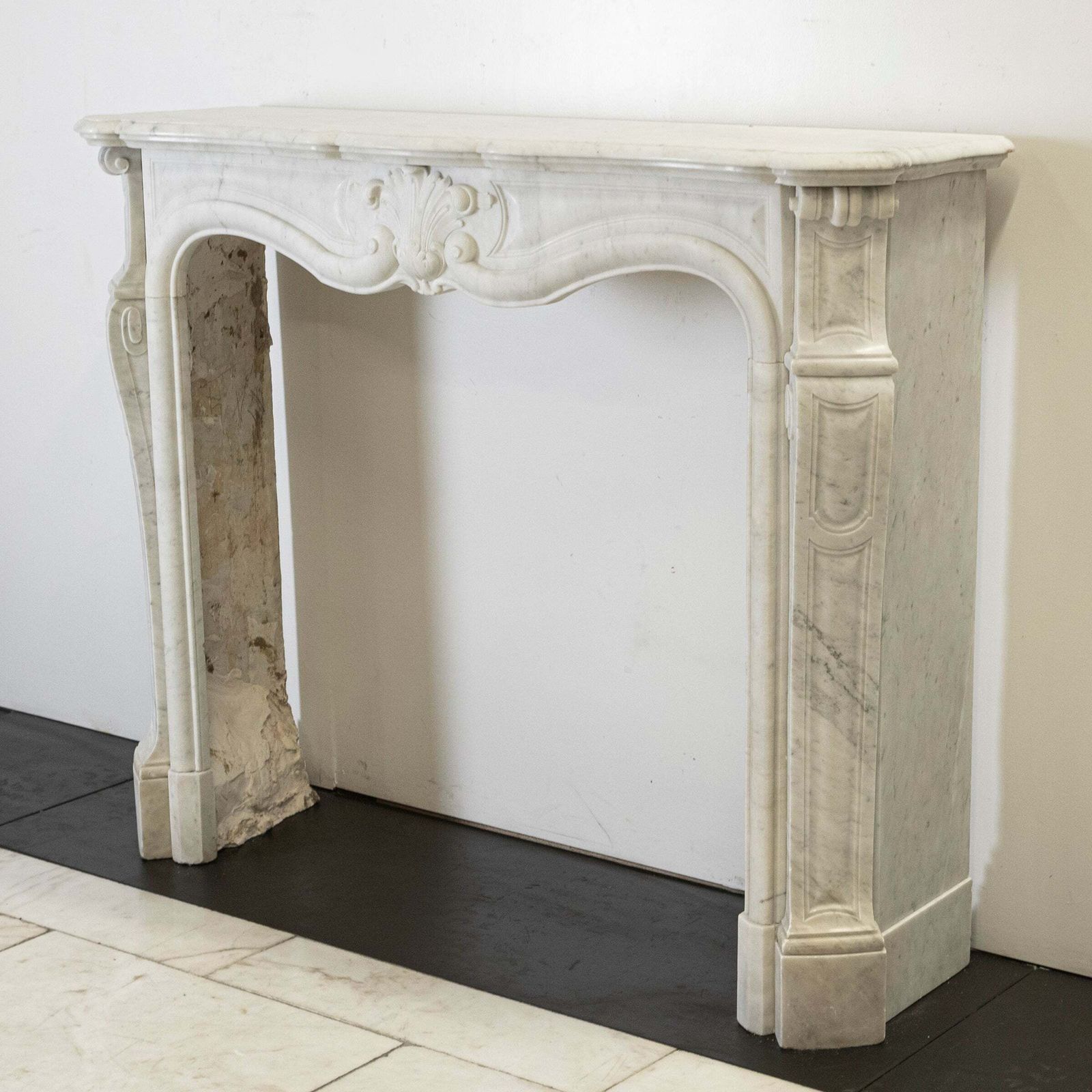 photo vinterior Antique French Style Marble Fireplace