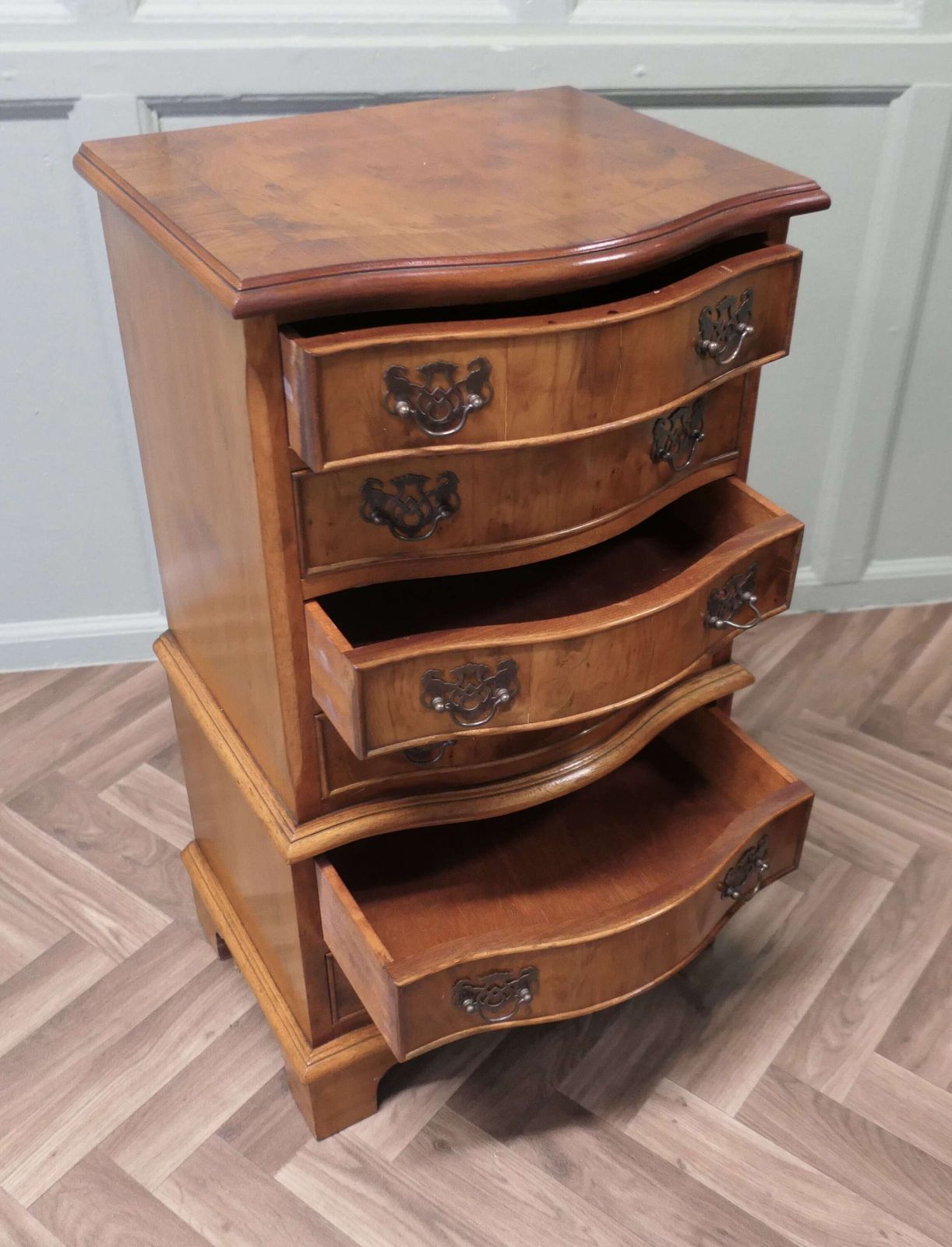 A Pair Of Bur Yew Chest Of Drawers photo 870.0