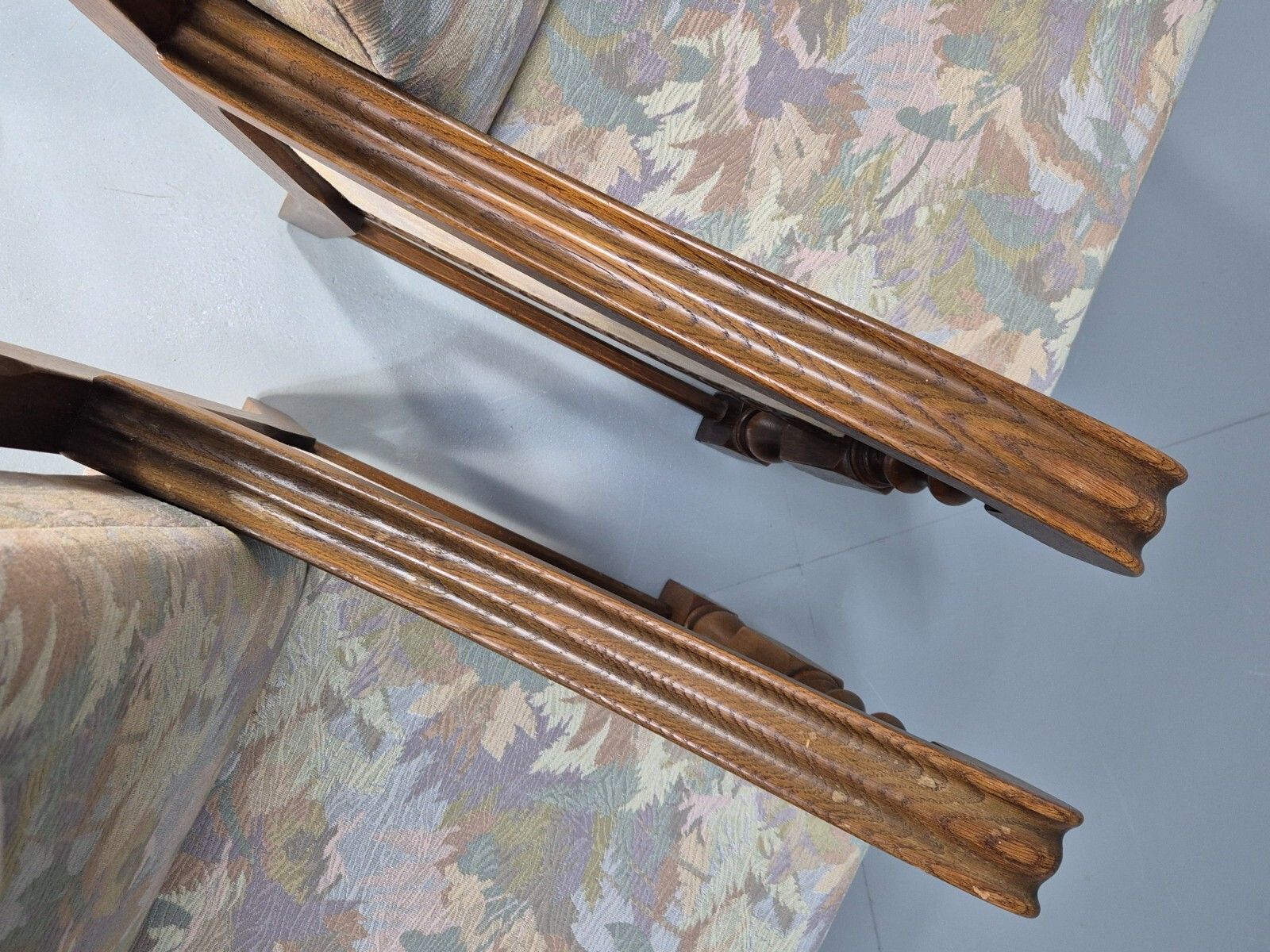 photo vintage 2 Vintage Danish Lounge Chairs Floral Beige Cotton Oak Frame Baroque Eb8952 Vclo