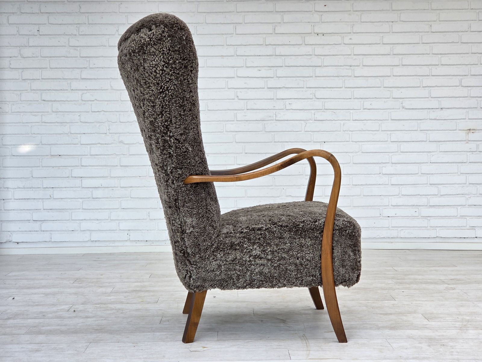 2950.0 Ca. Jaren 1960, Opnieuw Beklede Deense Fauteuil, Echt Schapenleer. photo