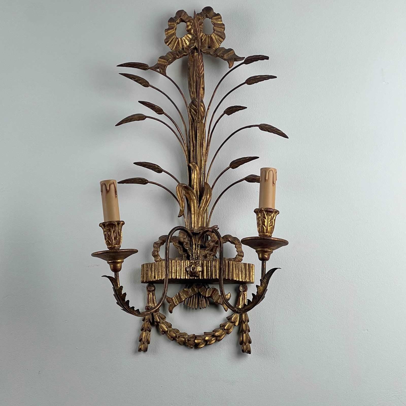 A Pair Of Early C20th Italian Giltwood & Toleware Wall Sconces photo vinterior