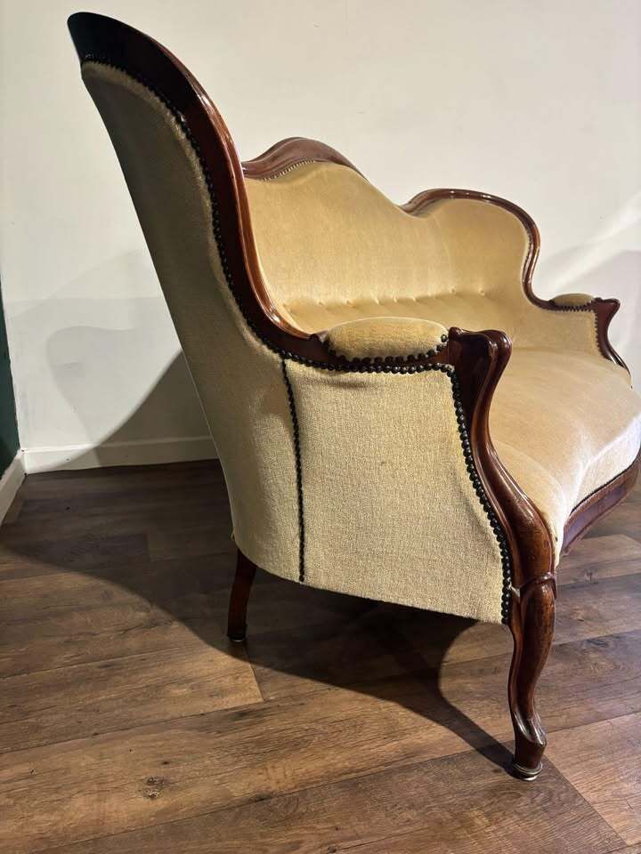 photo vintage Victorian Mahogany Framed Sofa