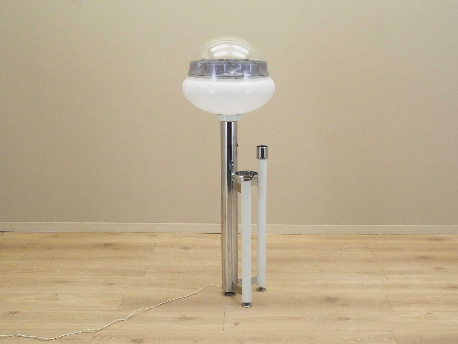 Floor Lamp With Ashtray, Space Age Design, 1960s, Production: Italy photo vinterior