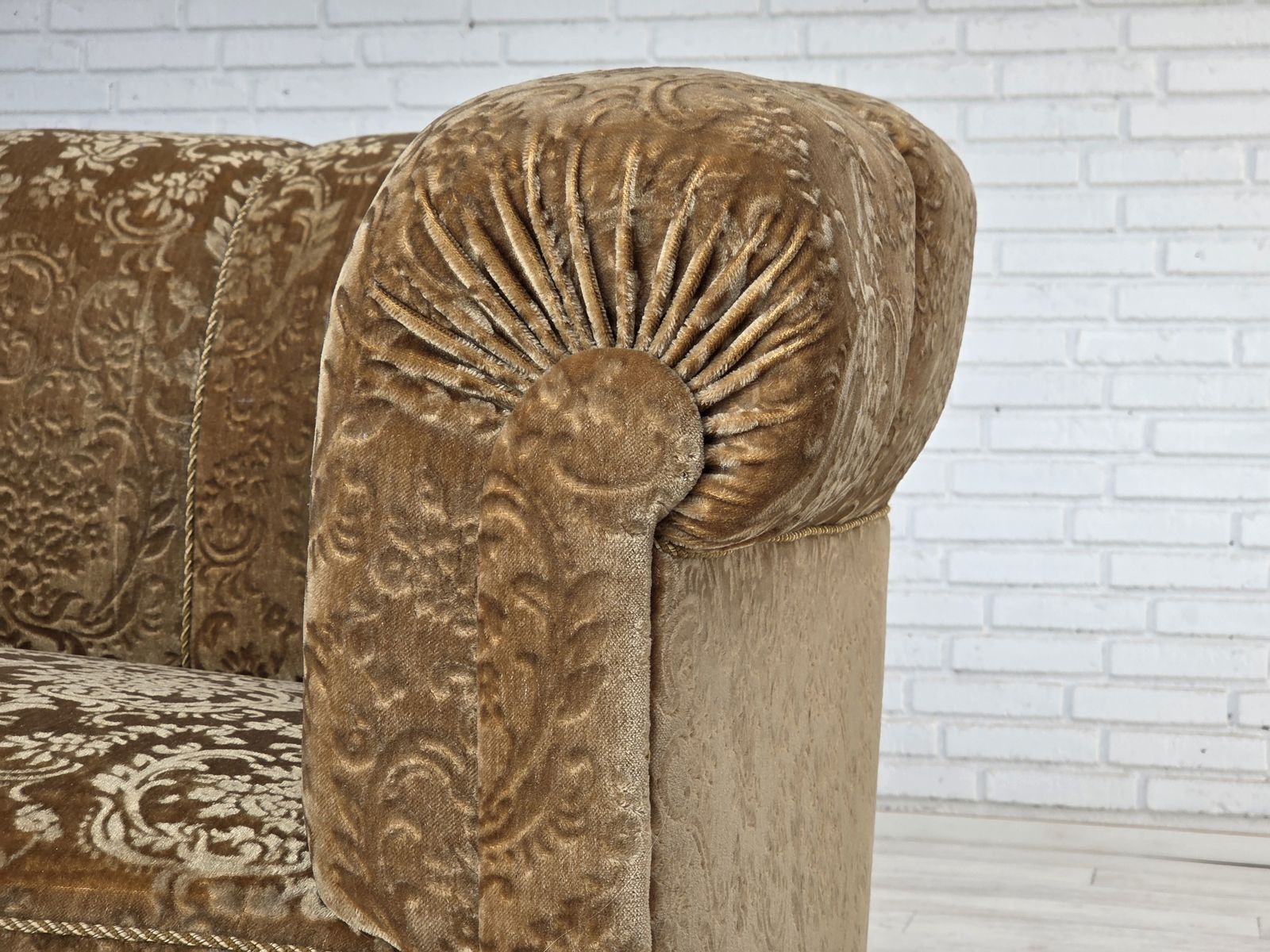 Ca. Jaren 1960, 3 Zitsbank Deens Design, Groen Meubelvelours, Essenhout Poten. photo for sale
