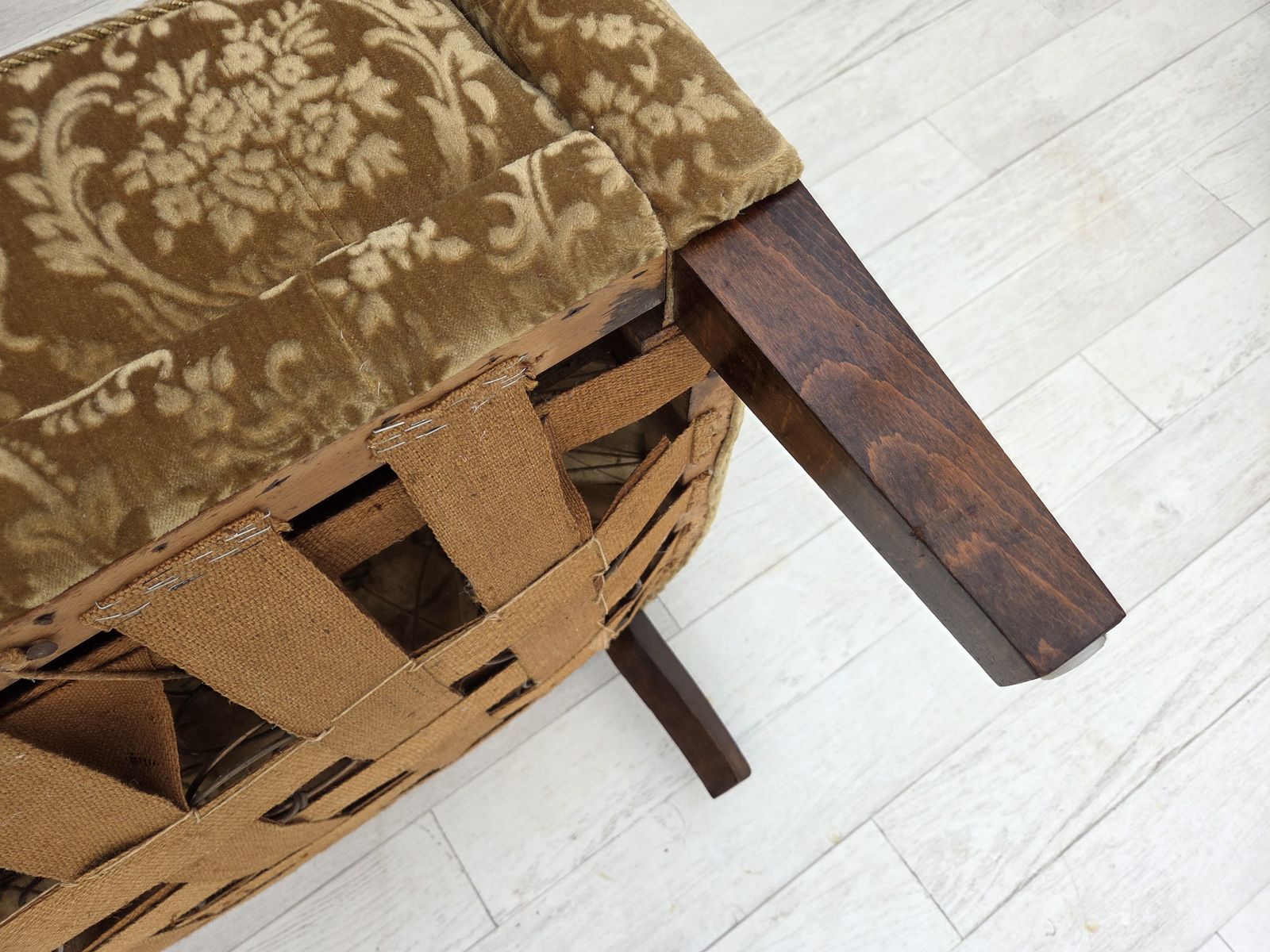 photo vinterior Ca. Jaren 1960, 3 Zitsbank Deens Design, Groen Meubelvelours, Essenhout Poten.